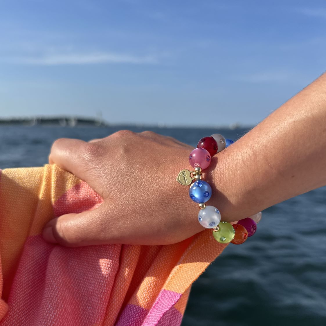 Coloristers Perlenarmband mit Kristallen in bunt. Coloristers Pearl bracelet with crystals in rainbow colors