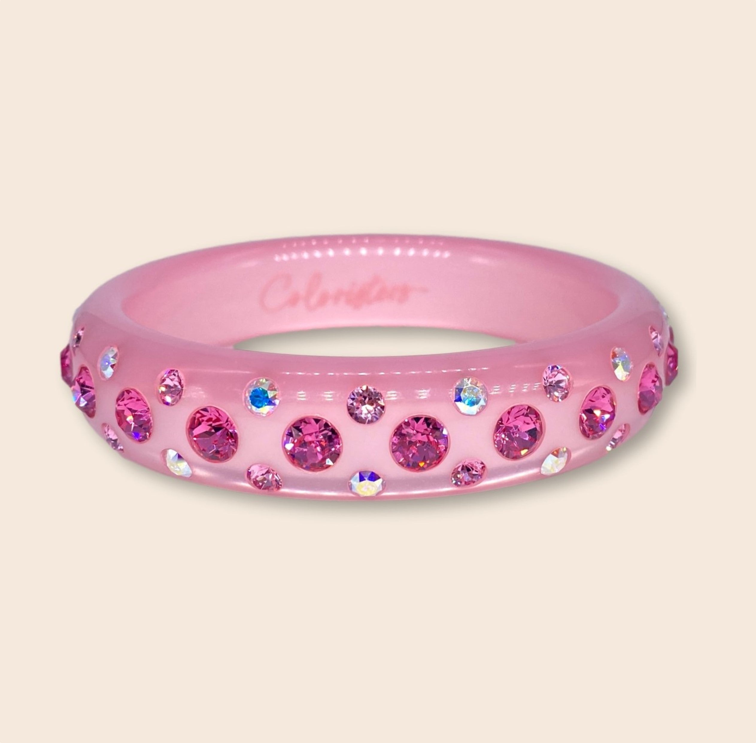 Rosa Coloristers Armreifen mit Kristallen in Coloristers Bangle with crystals in pink.