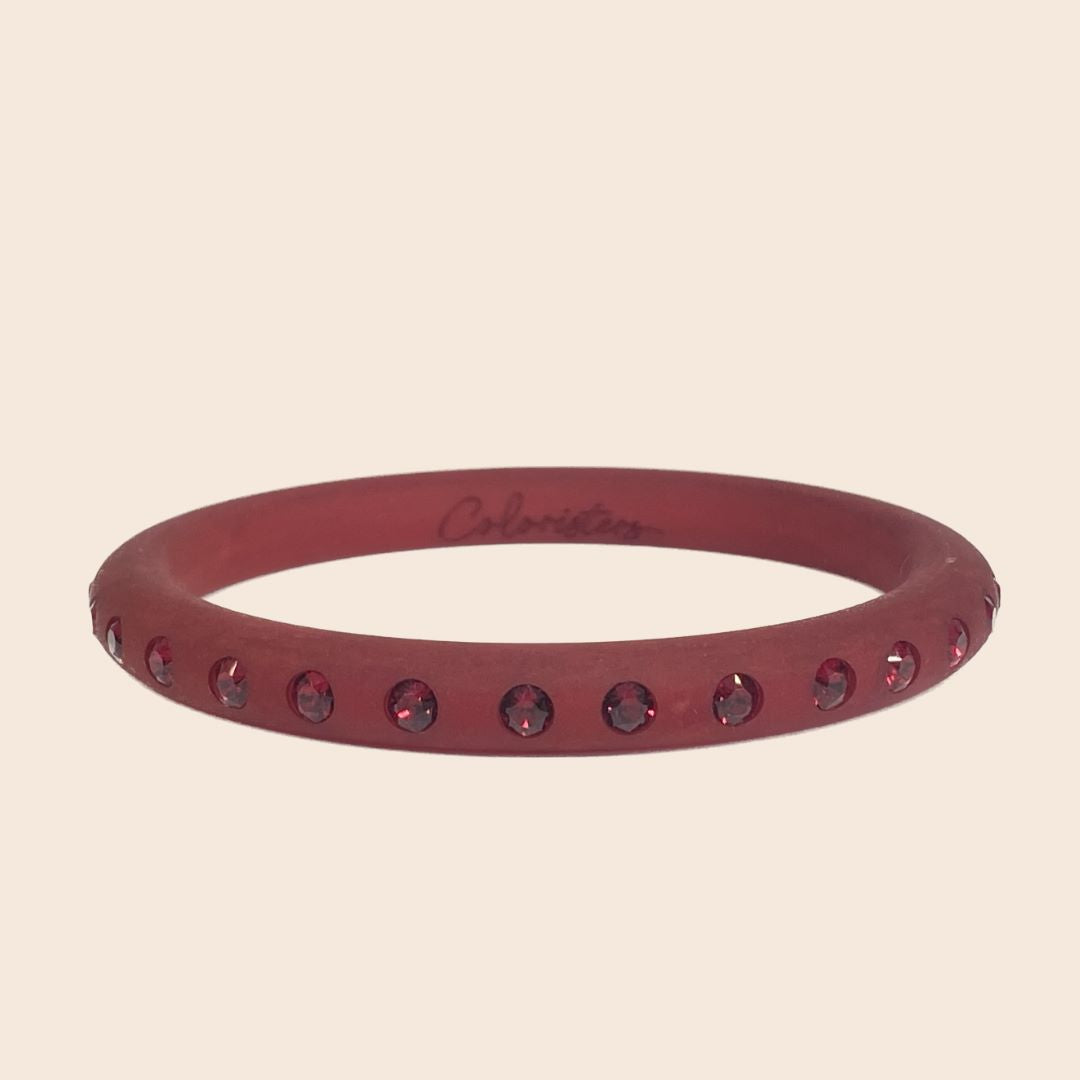 Schmaler Coloristers Armreifen in dunkel rot mit Kristallen. Narrow Coloristers bangle in dark red with crystals.