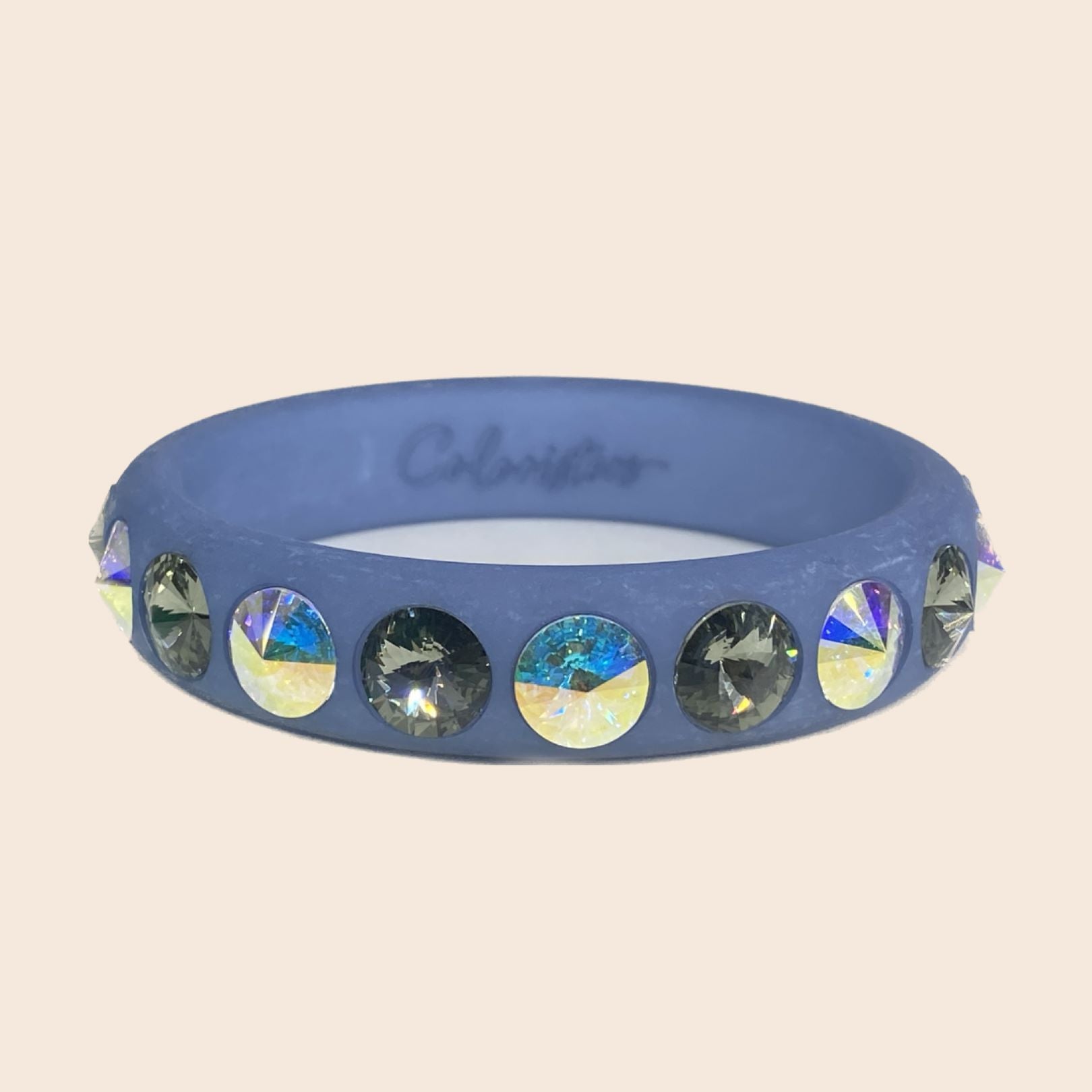 Coloristers Armreifen Sassari mit Kristallen in Taubengrau. Coloristers Bangle Sassari with crystals in piggeon grey.