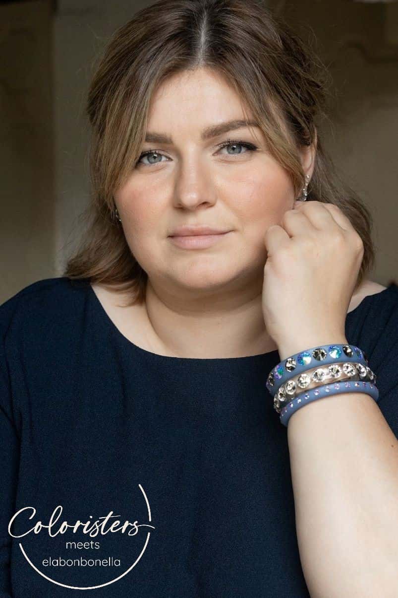 Plus size Frau mit grauen Coloristers Armreifen mit Kristallen. Plus size Women with grey Coloristers bangles with crystals.