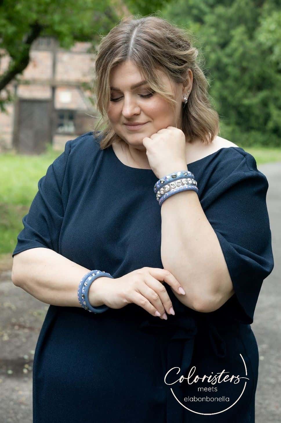 Plus size Frau mit grauen Coloristers Armreifen mit Kristallen. Plus size Women with grey Coloristers bangles with crystals.