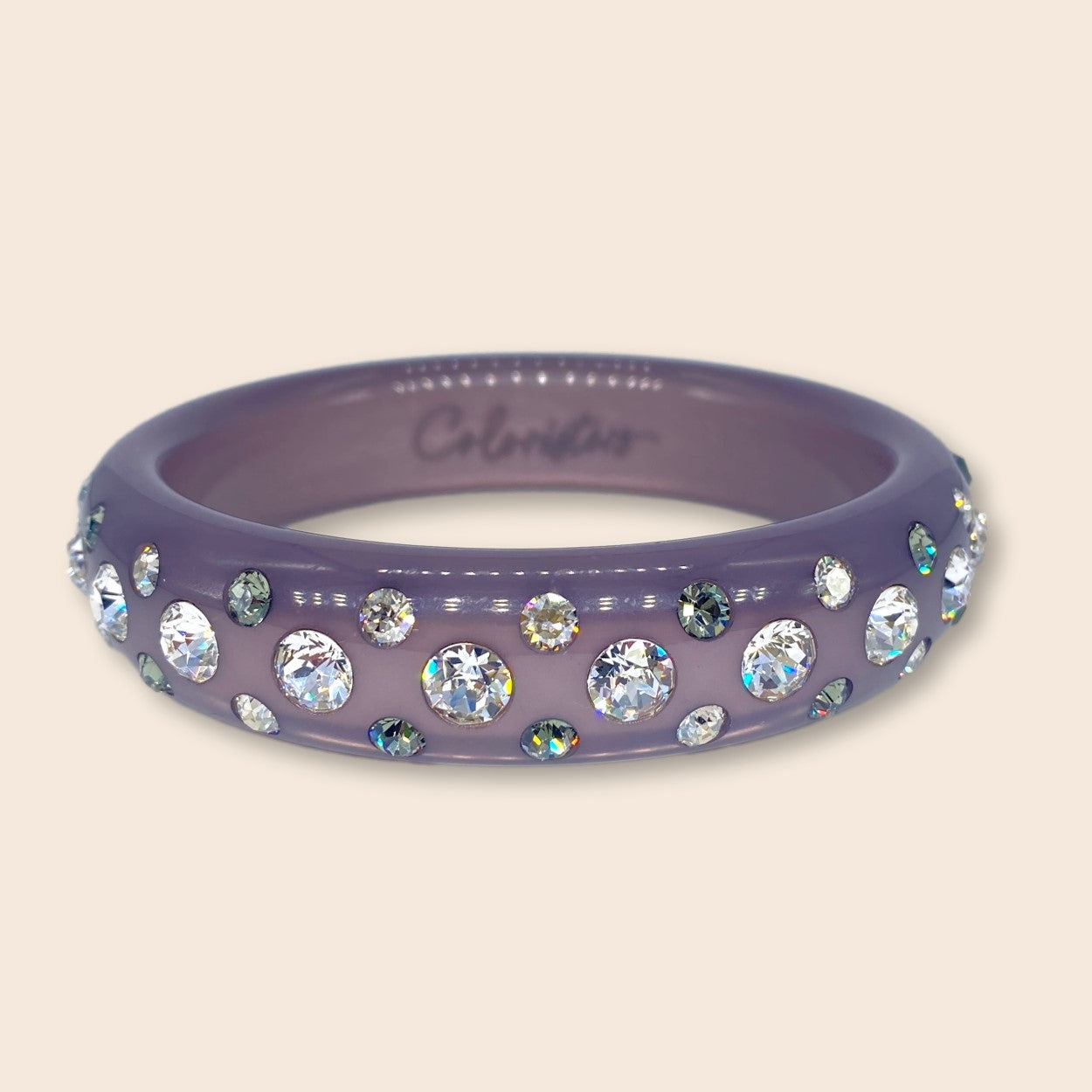 Coloristers Armreifen mit Kristallen in taupe. Coloristers Bangle with crystals in taupe.