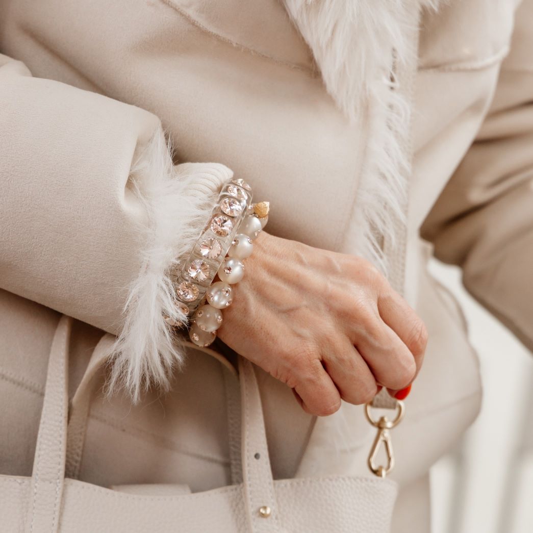 Coloristers Perlenarmbänder mit Kristallen . Coloristers pearl bracelets with crystals.