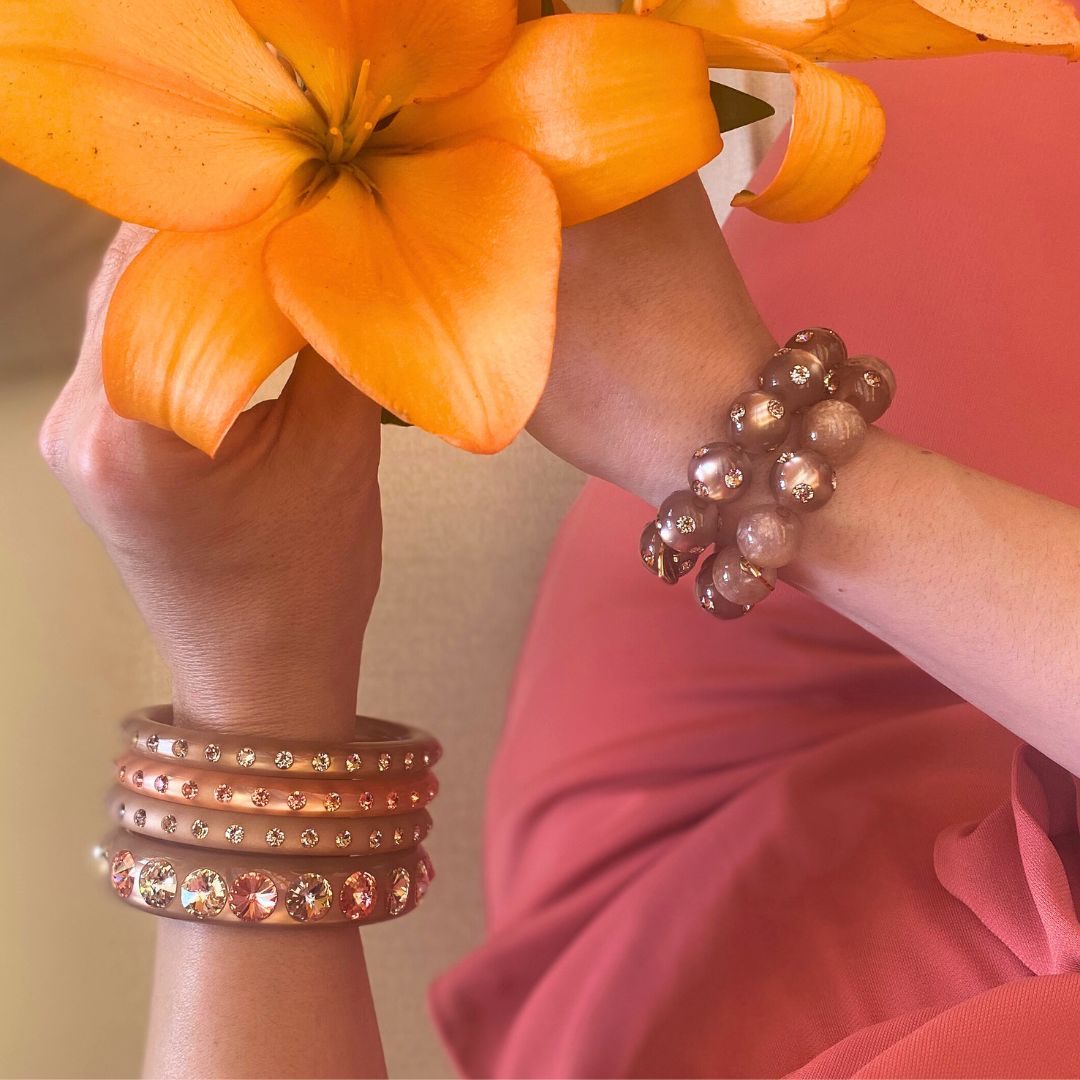 Hand mit Coloristers Armreifen mit Kristallen in Puder, hand with Coloristers Bangle with crystals in powder