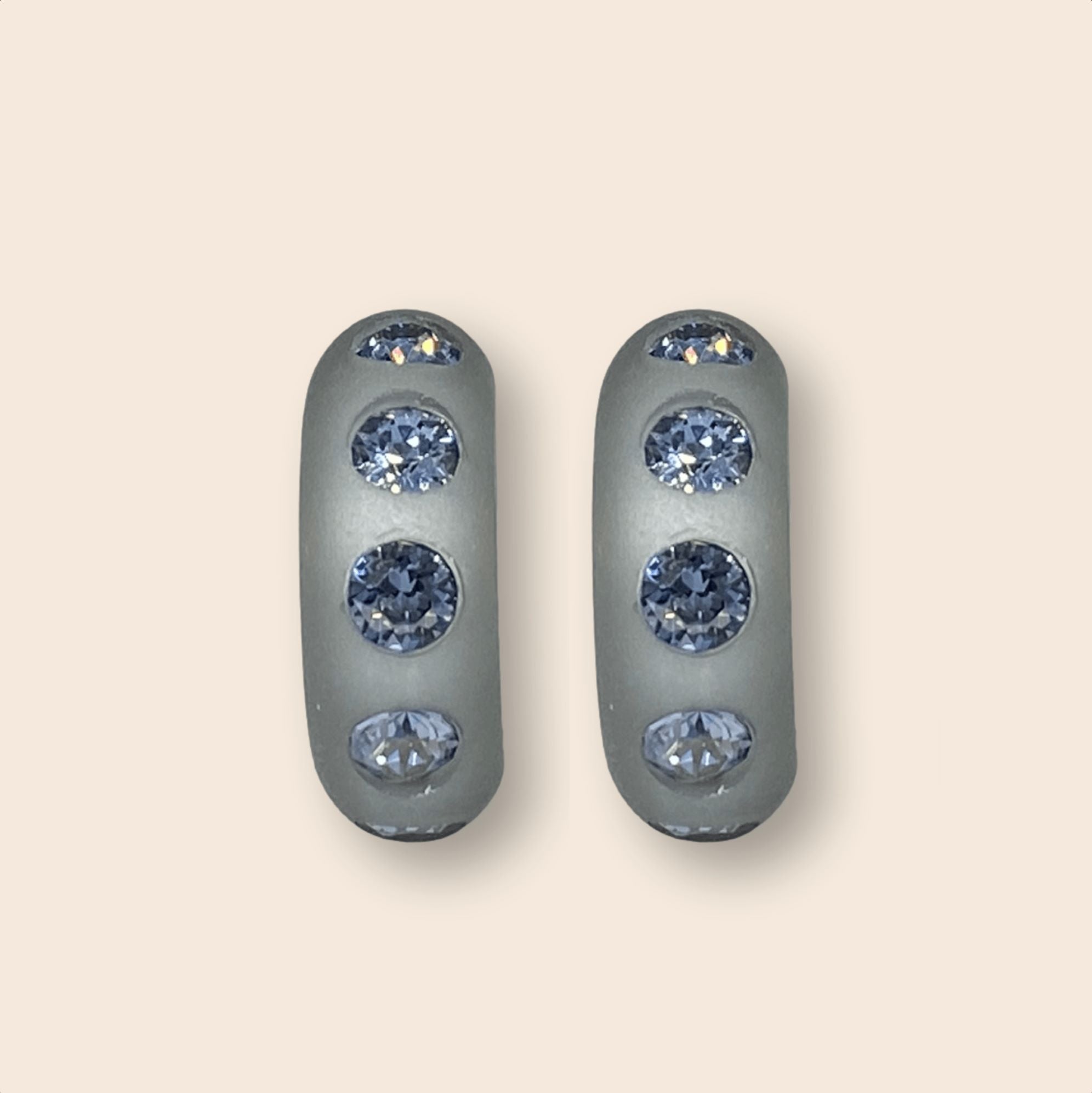 Kleine Coloristers Creolen Bari mit Kristallen in  grau. Small Coloristers creole earrings Bari with crystals in grey.
