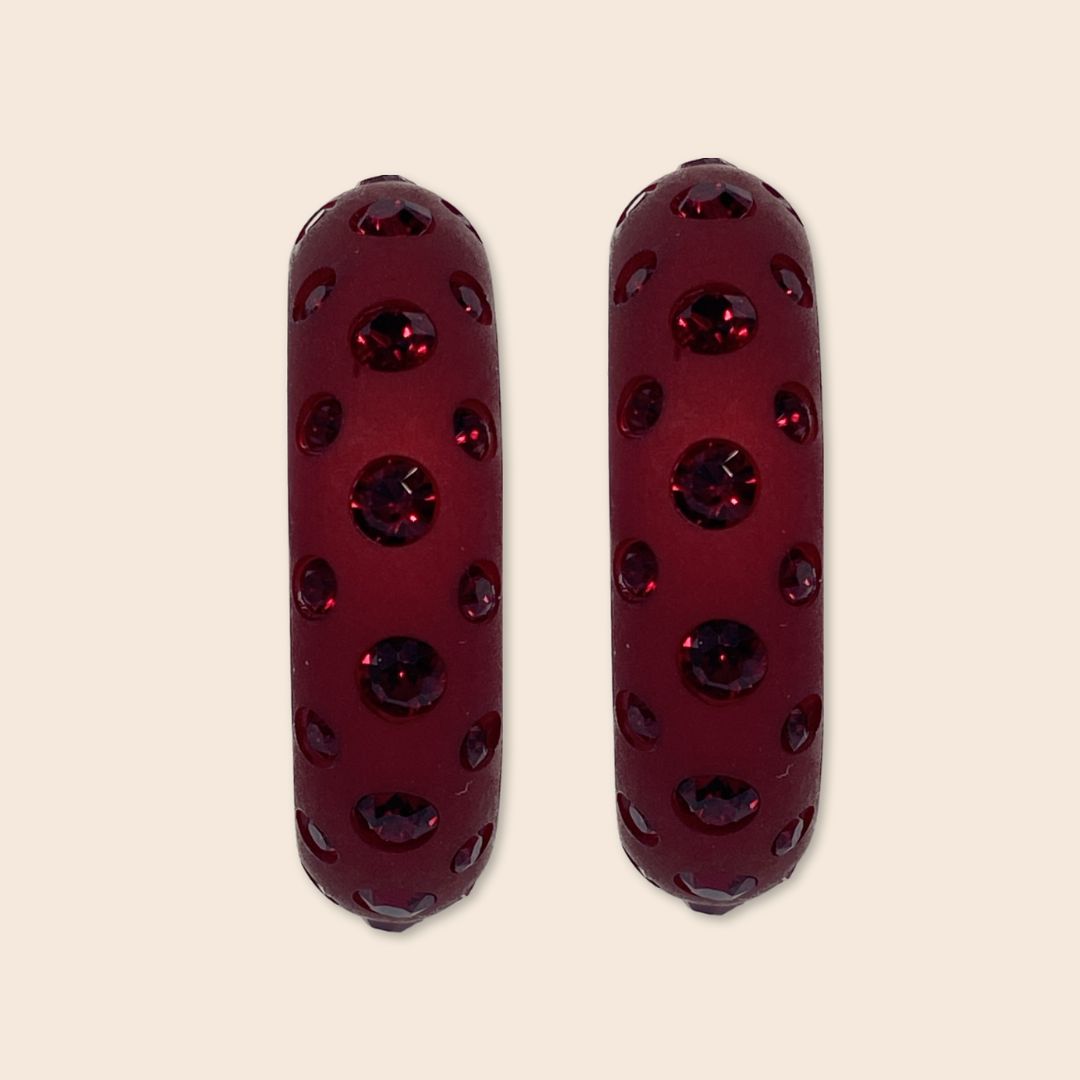 Große Coloristers Creolen mit Kristallen in Dunkelrot. Large Coloristers Creole Earrings with crystals in dark red.
