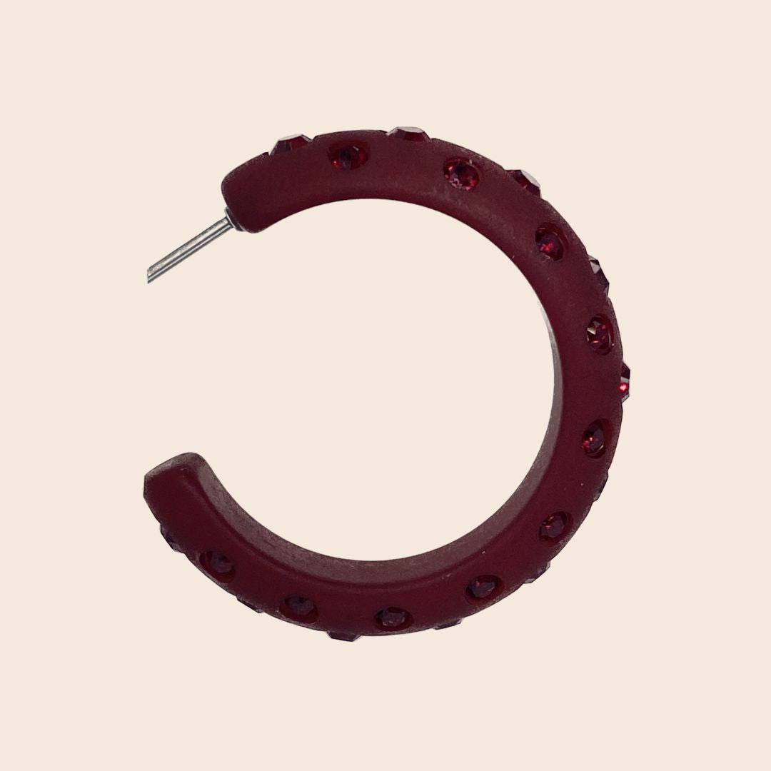 Große Coloristers Creolen mit Kristallen in Dunkelrot. Large Coloristers Creole Earrings with crystals in dark red.