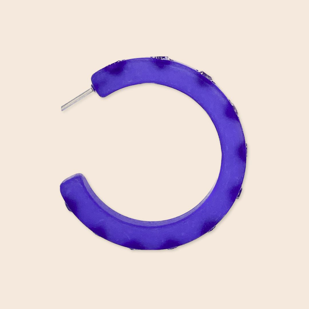 Große Coloristers Creolen mit Kristallen in very peri lila. Large Coloristers Creole Earrings with crystals in very peri purple.