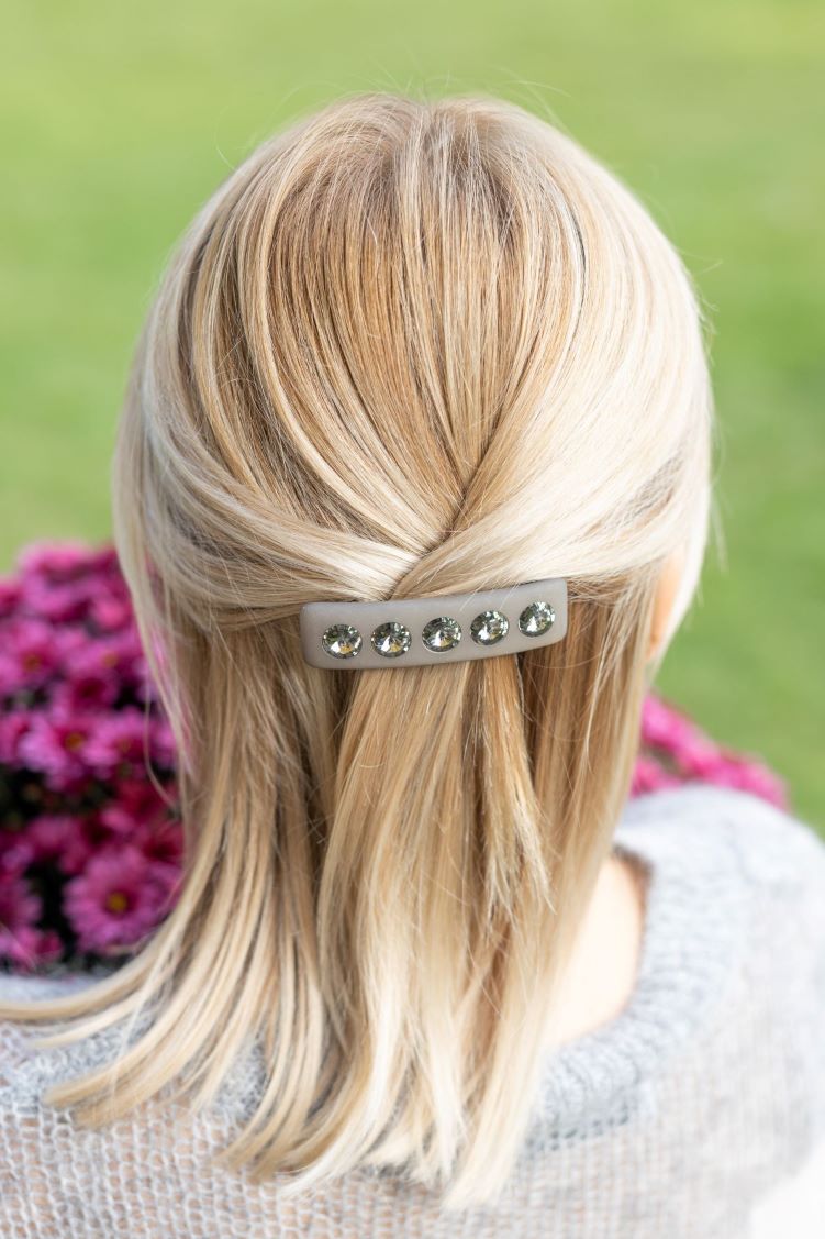 Frau mit Coloristers Haarspange Sassari in Grau. Woman with Coloristers Hair clip Sassari in grey.