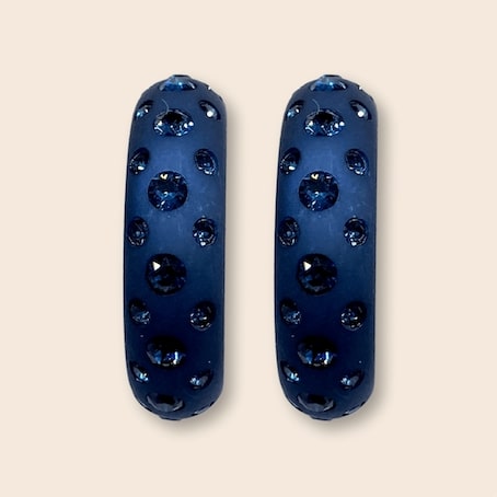 Große Coloristers Ohrringe mit Kristallen in dunklem Blau. Large Coloristers Earrings with crystals in dark blue.