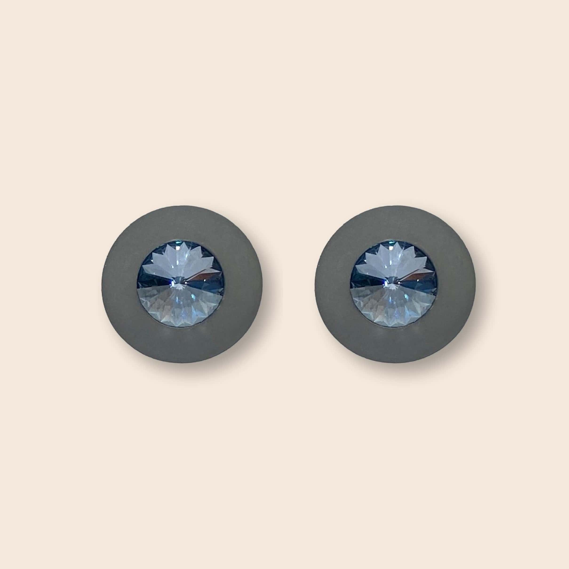 Coloristers Ohrstecker Sassari mit Kristallen in grau. Coloristers pin Earrings Sassari with crystals in grey.