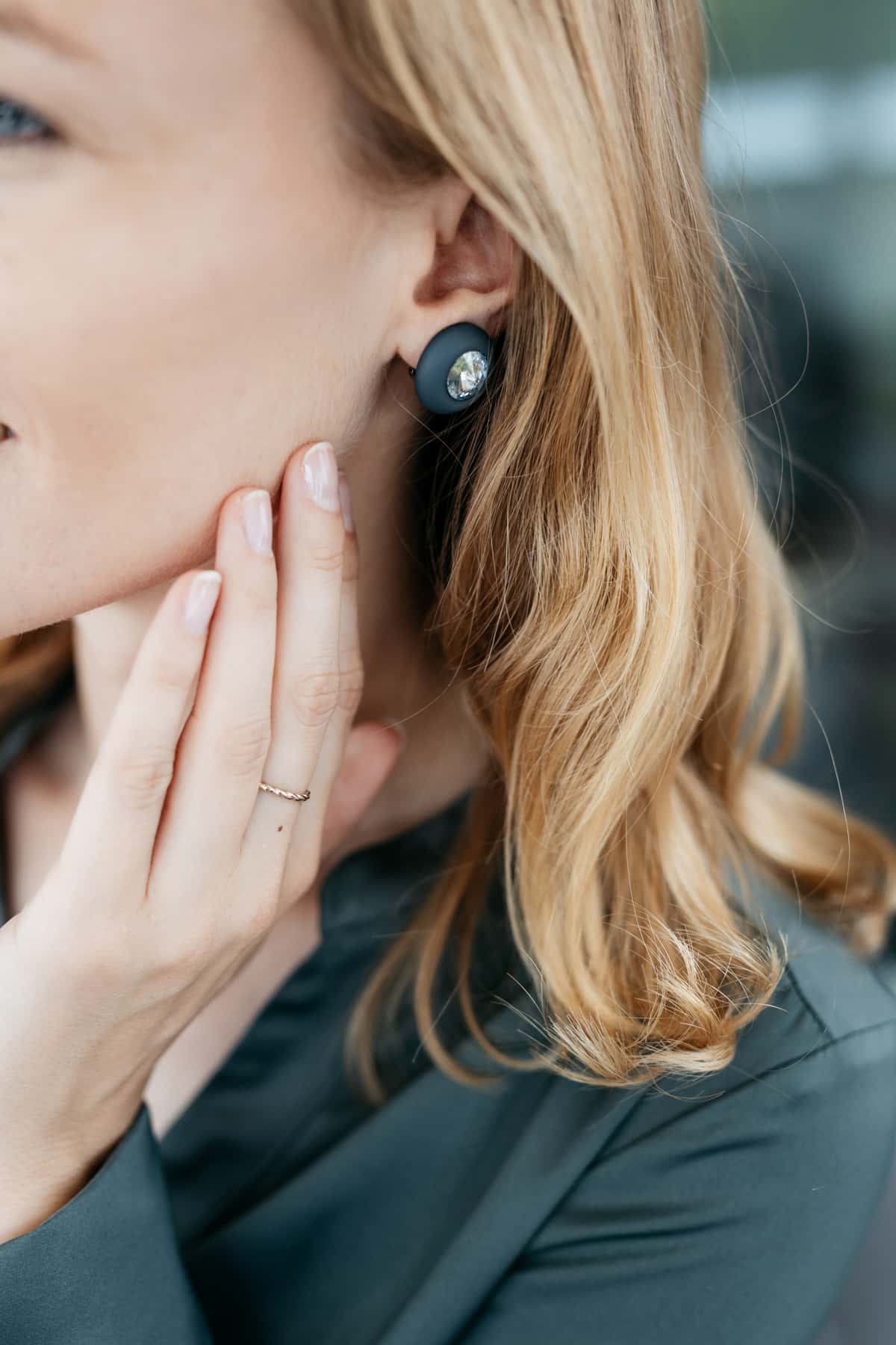 Frau mit Coloristers Ohrsteckern Sassari mit Kristallen in grau. Woman with Coloristers pin Earrings Sassari with crystals in grey.