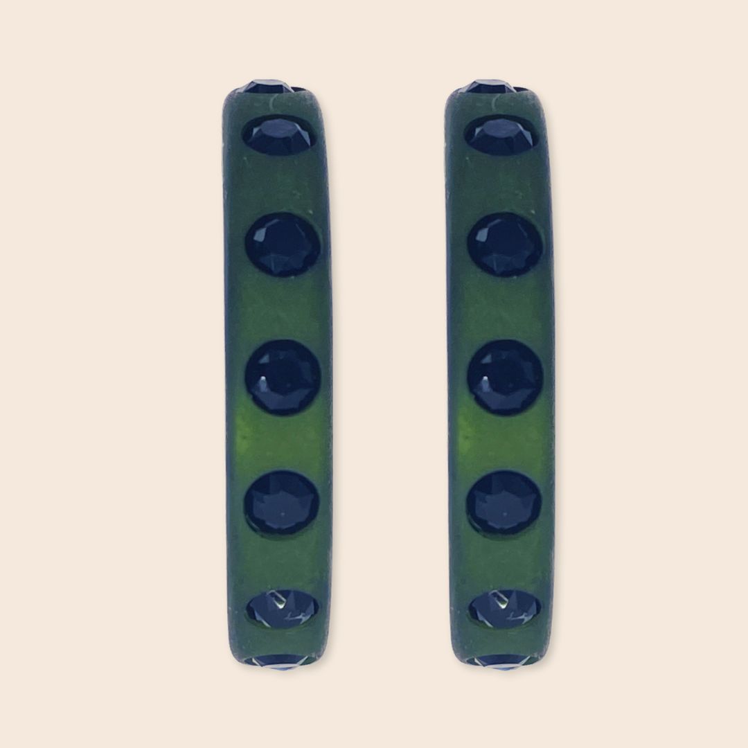 Große Coloristers Creolen mit Kristallen in khaki. Large Coloristers Creole Earrings with crystals in khaki.