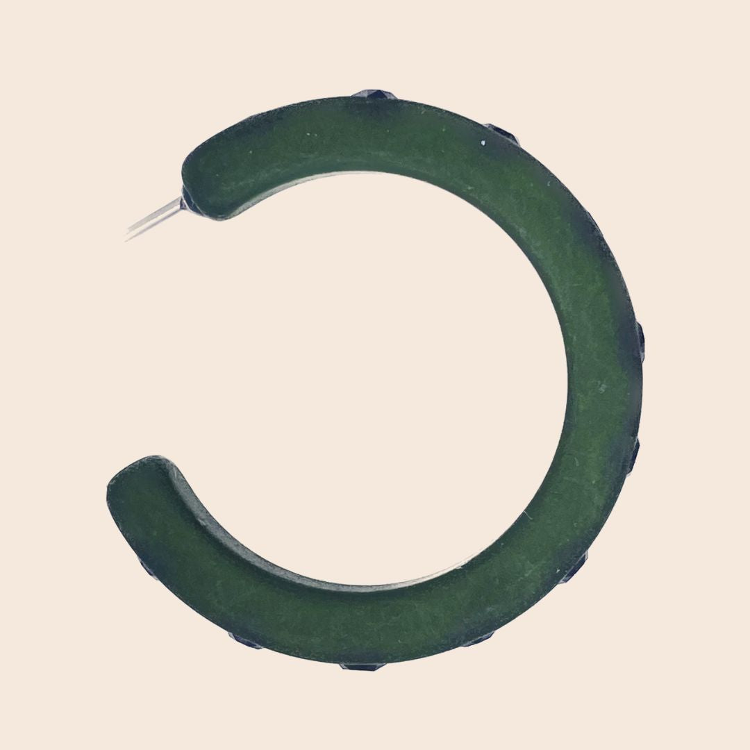 Große Coloristers Creolen mit Kristallen in khaki. Large Coloristers Creole Earrings with crystals in khaki.