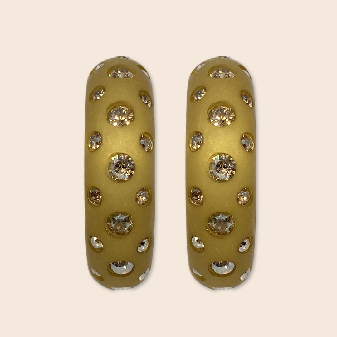 Große Coloristers Creolen mit Kristallen in Beige. Large Coloristers Creole Earrings with crystals in beige.