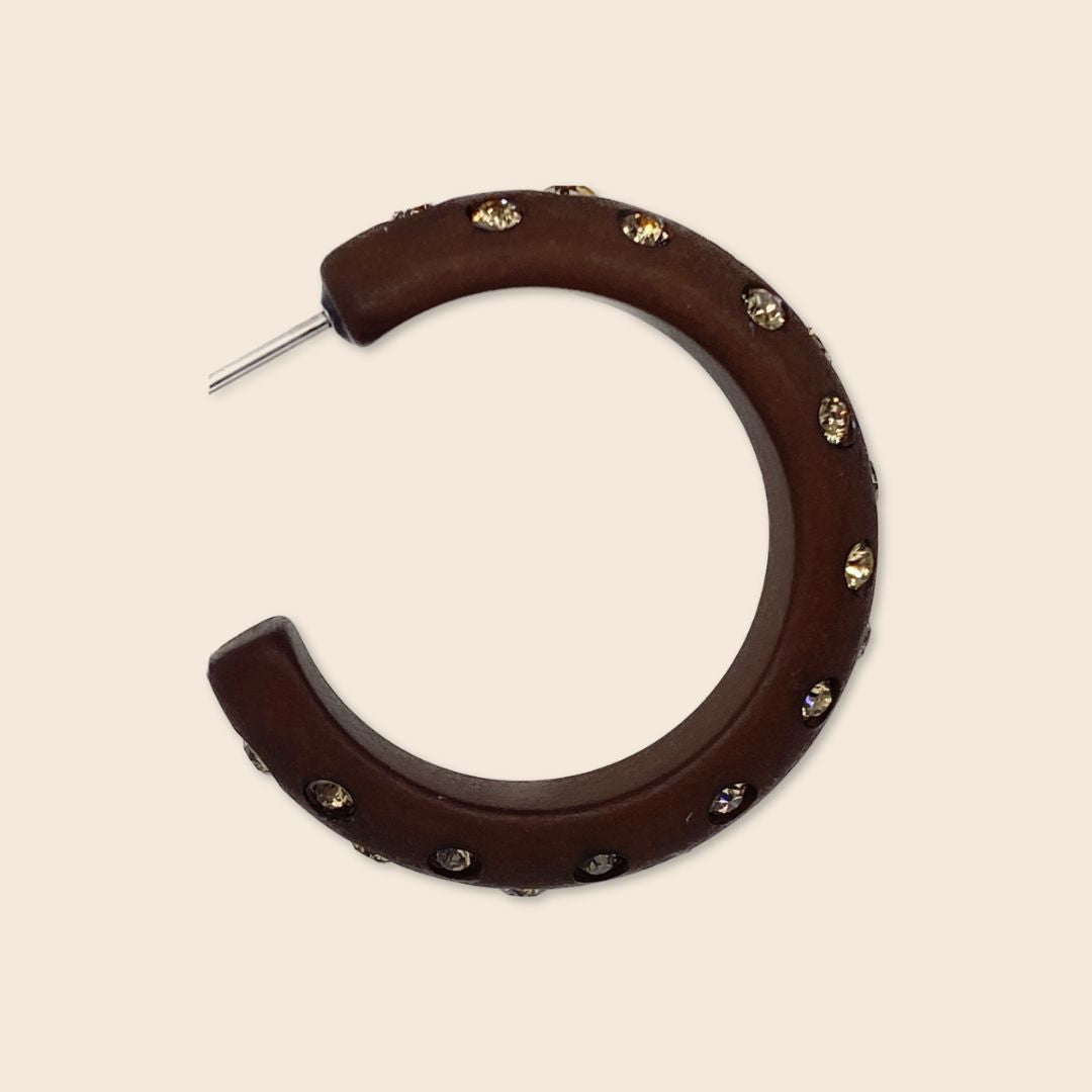 Große Coloristers Creolen mit Kristallen in Braun. Large Coloristers Creole Earrings with crystals in brown.