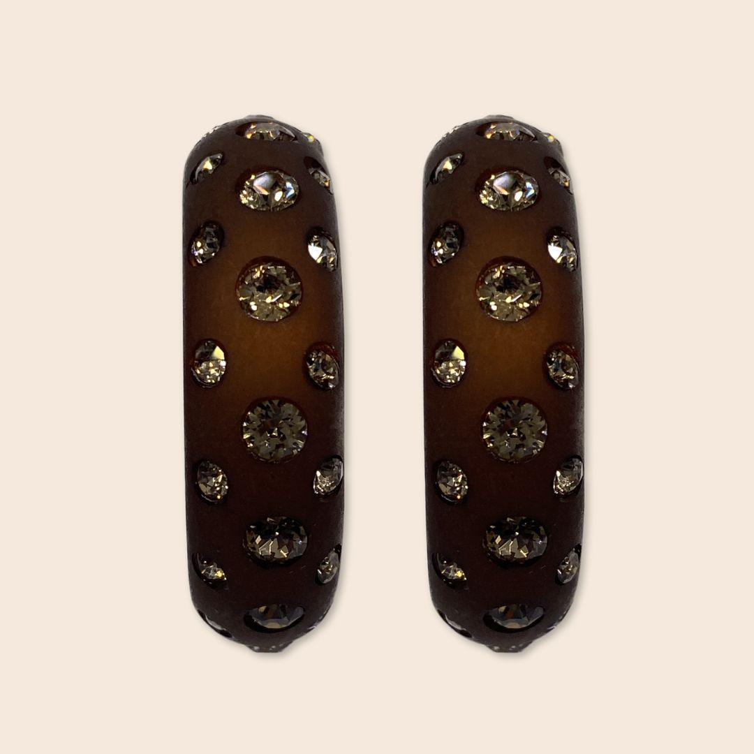 Große Coloristers Creolen mit Kristallen in Braun. Large Coloristers Creole Earrings with crystals in brown.