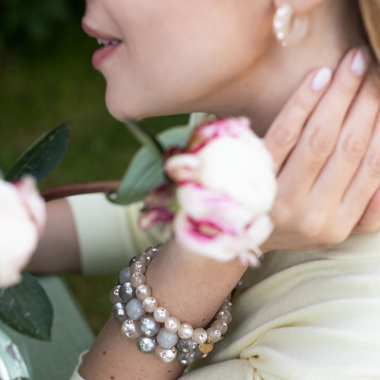 Frau mit Coloristers Ohrringen und Armreifen mit Kristallen. Women with Coloristers earrings and bangles with crystals.