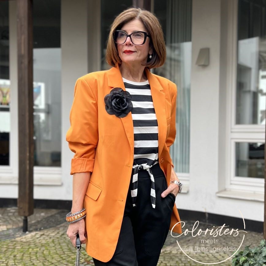 Frau mit Coloristers Armreifen mit Kristallen. Women with Coloristers bangles with crystals.