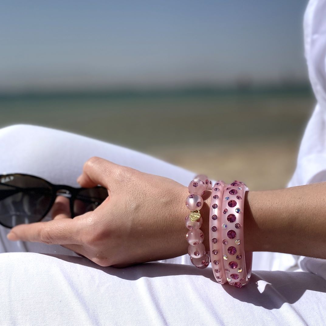 hand mit Coloristers Perlenarmband mit Kristallen in rosa, hand with Coloristers Pearl bracelet with crystals in rosa