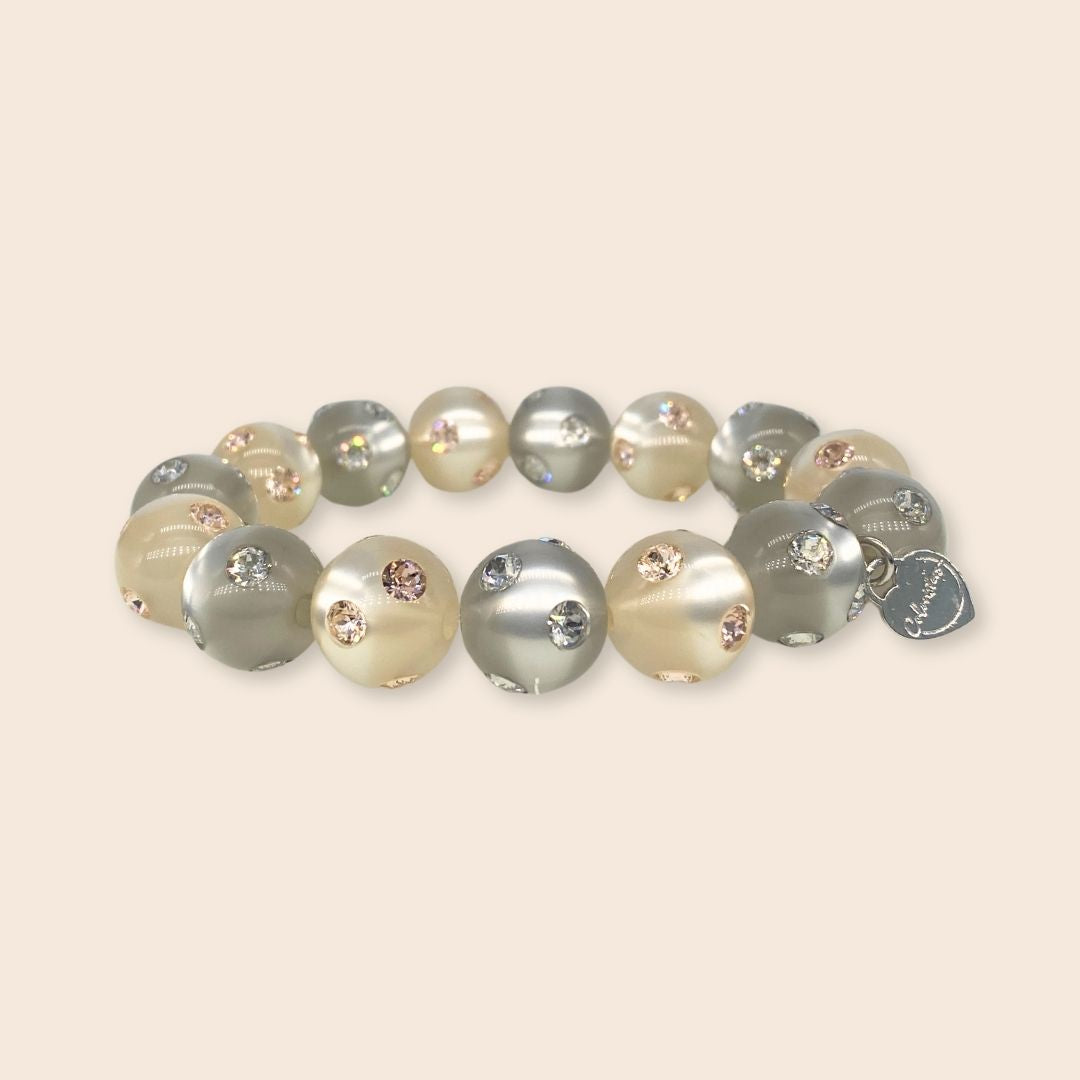 Glänzendes Coloristers Perlenarmband mit Kristallen in Champagner und Silber. Shiny Coloristers Pearl bracelet with crystals in champagne and silver.
