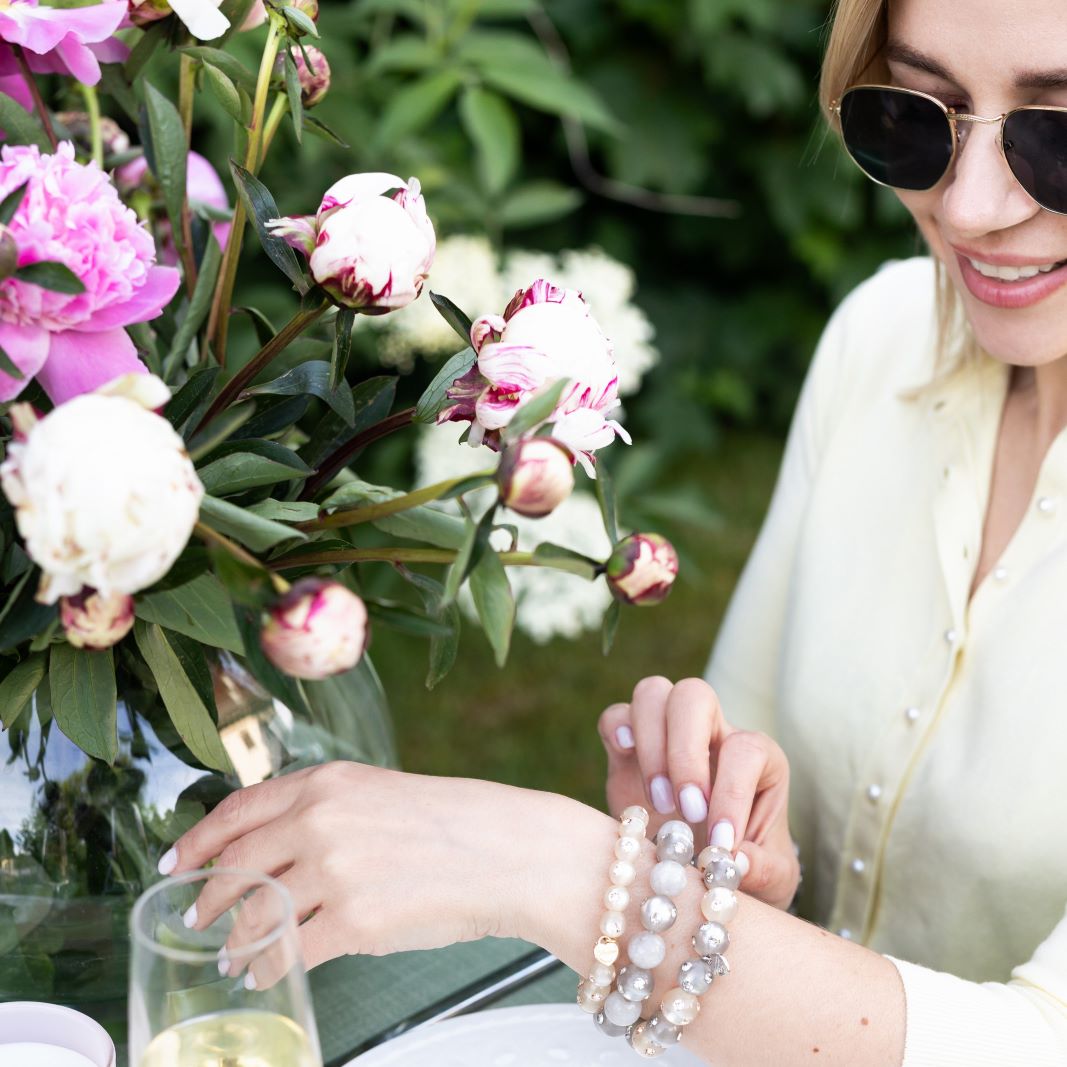 Frau mit glitzerndes Coloristers Armbändern. Woman with sparkling coloristers bracelets.