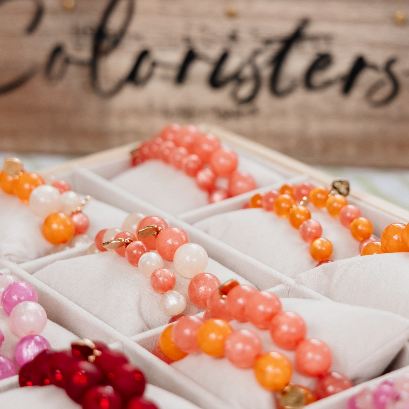 Coloristers Perlenarmbänder. colourful Coloristers pearl bracelets.