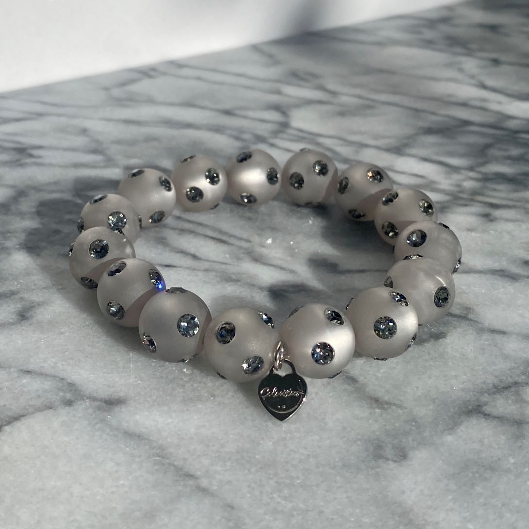 Coloristers Perlenarmband in Grau mit Kristallen. Grey Coloristers Pearl bracelet with crystals.