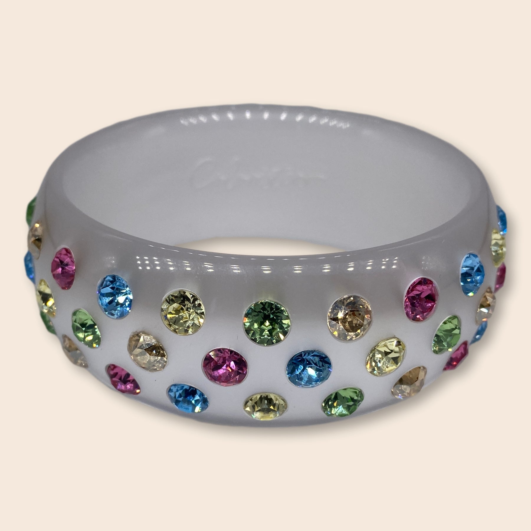 Der Maxi-Armreifen ist ein absoluter Hingucker am Handgelenk! Die auffälligen Farbakzente setzen eurem Look das I-Tüpfelchen auf, und verleihen ihm einen ganz besonderen Wow-Effekt. Bei diesem Armreifen kombinieren wir zu klassischem Weiß wunderschöne Pastelltöne in einer femininen, fröhlichen Multi Color-Variante.