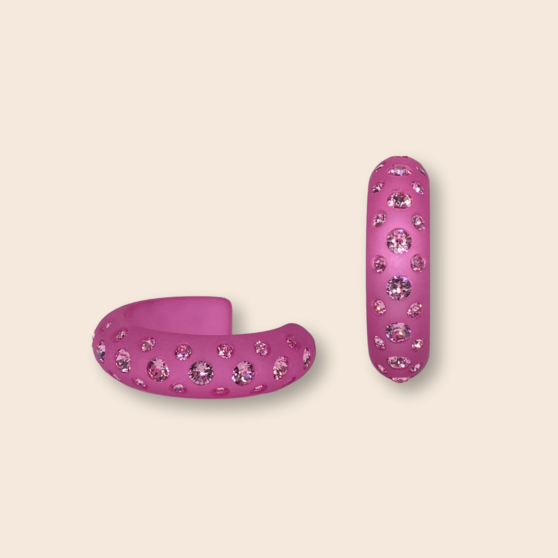 Die rund geschliffenen Catania Maxi-Creolen sind ein kunstvoll handgefertigtes Feuerwerk an Farbe und Glitzer. Sie veredeln jeden Auftritt und verbreiten Glamour und Lebensfreude. Pink gilt als sehr weibliche Farbe und steht für Extravaganz, Romantik und Lebensfreude.