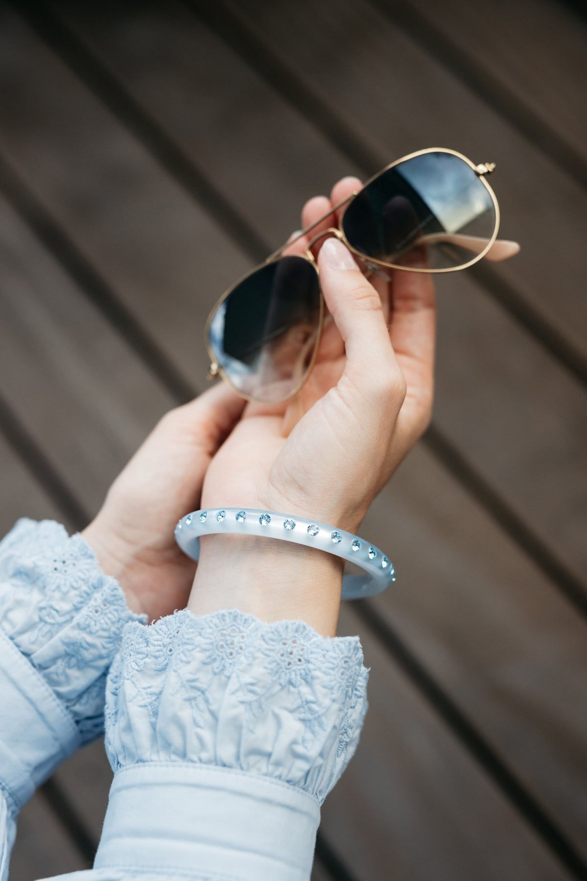 Ein zarter, in kunstvoller Handarbeit angefertigte Armreif, der sofort ins Auge fällt, ohne sich aufzudrängen. Die filigranen Piccolo-Reifen sind besonders ideal für schmale Handgelenke. Das wunderschöne Eisblau wirkt unaufdringlich und verleitet zum Träumen – unter anderem durch die Assoziationen mit dem Himmel oder dem Meer.