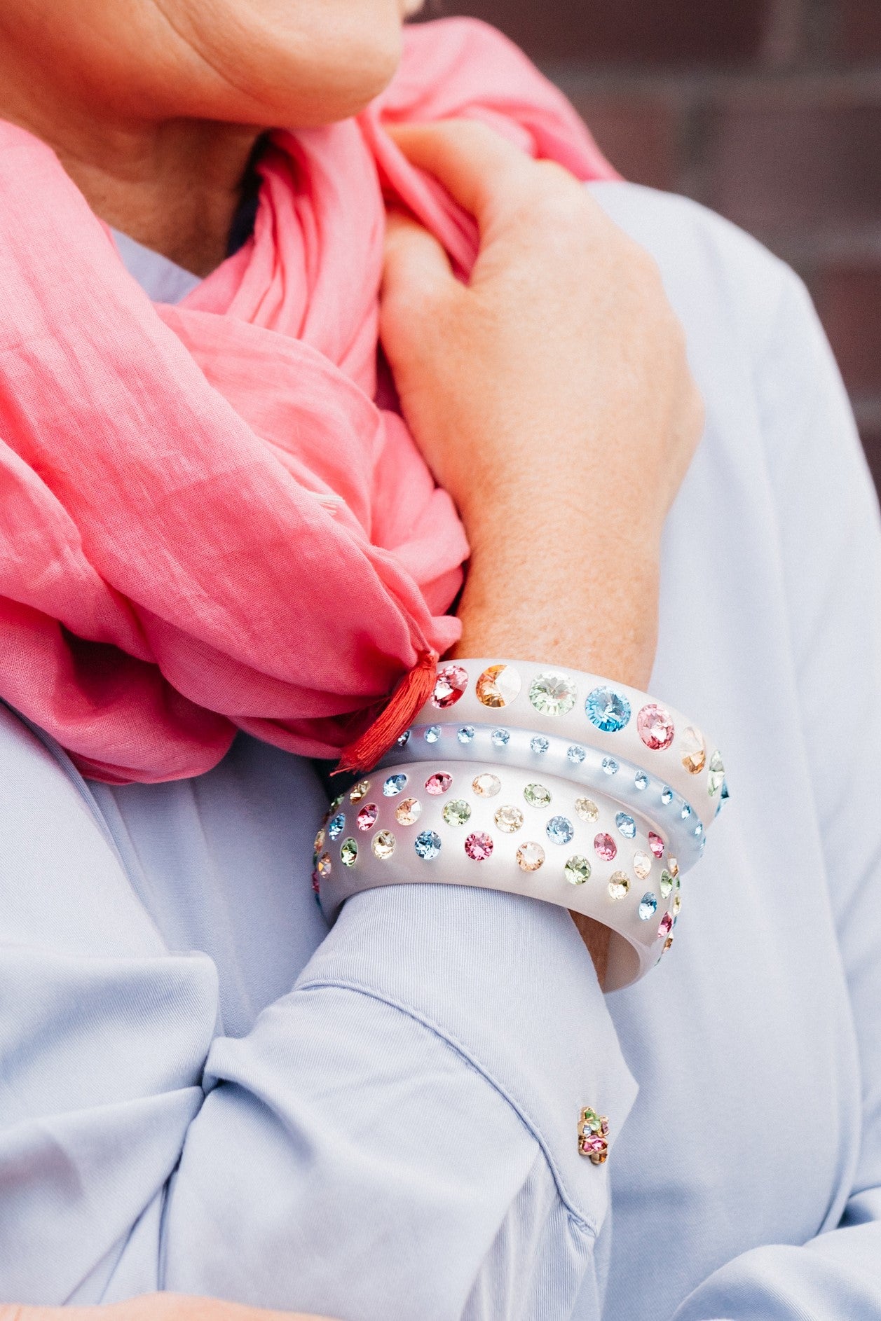 Die großen, kegelförmig geschliffenen Swarovski-Steine machen diesen Sassari-Armreifen zu einem absoluten Statement-Piece. Ein perfekter Begleiter für alle, die es klassisch und ausgefallen zugleich lieben. Mit diesen besonderen Armreifen kombinieren wir zu klassischem Weiß wunderschöne Pastelltöne in einer femininen, fröhlichen Multi Color-Variante.