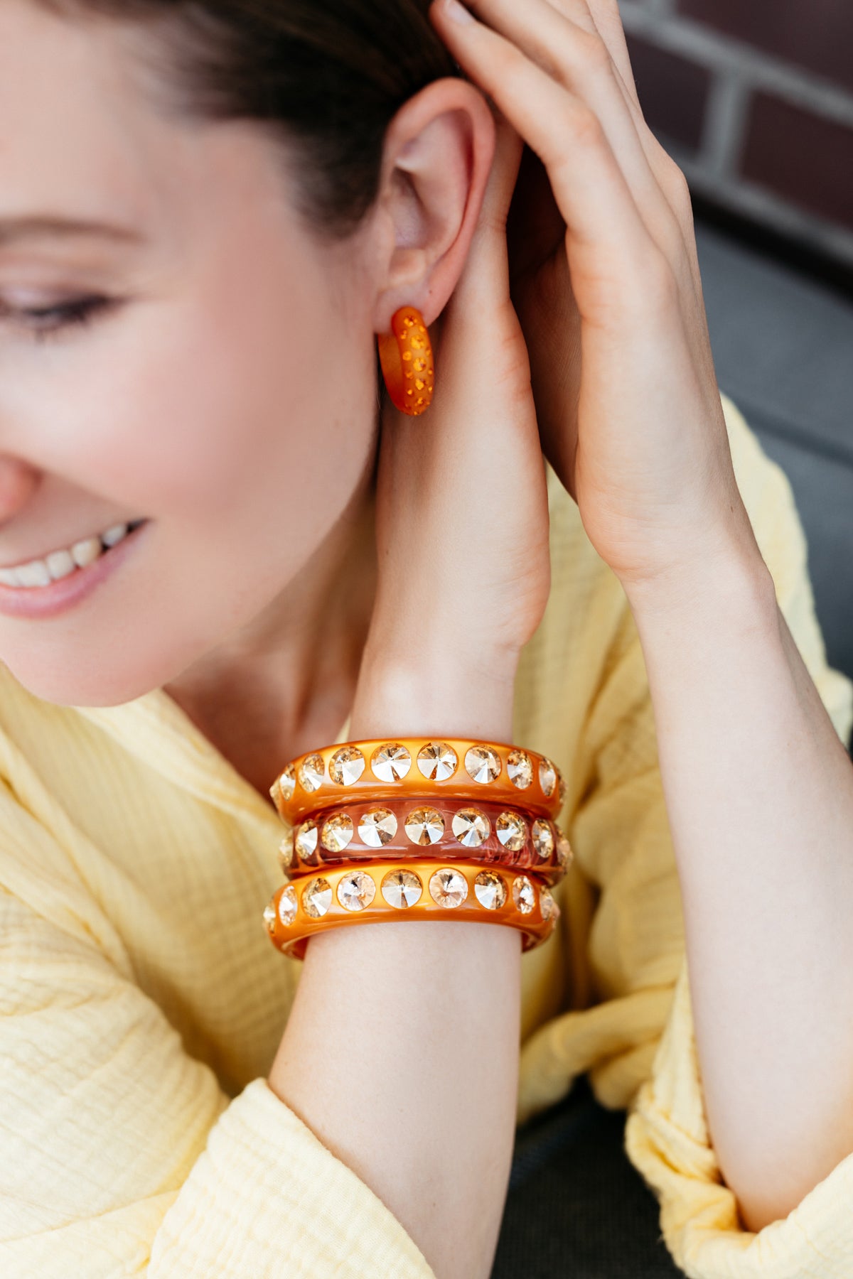 Die großen, kegelförmig geschliffenen Swarovski-Steine machen diesen Sassari-Armreifen zu einem absoluten Statement-Piece. Ein perfekter Begleiter für alle, die es klassisch und ausgefallen zugleich lieben. Orange steckt voller Energie, denn die Farbe verbindet die Wärme von Rot und das Strahlen von Gelb. Orange ist eine extravagante und extrovertierte Farbe, die sich sehr gut für besondere Akzente eignet.
