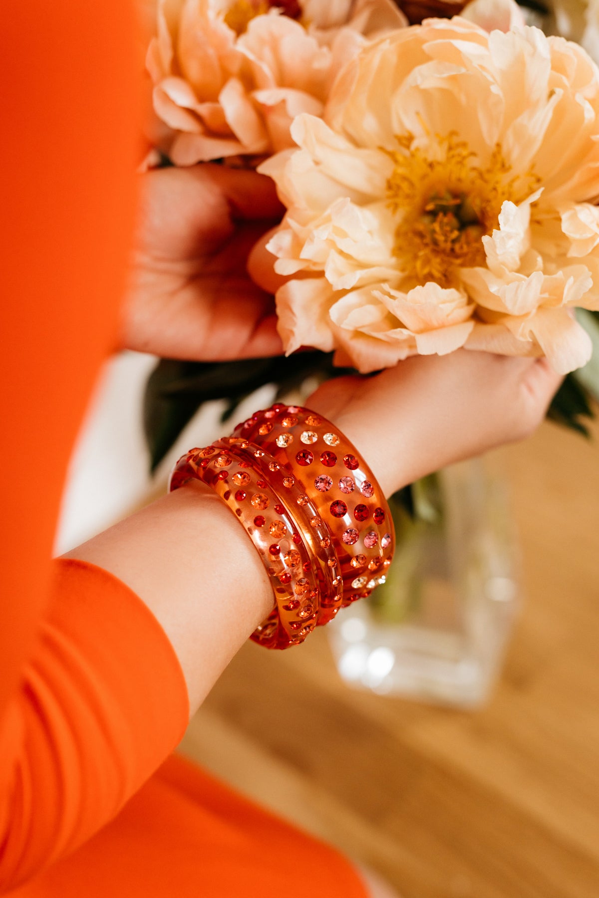 Funkelpracht soweit das Auge reicht! Unser Catania-Armreifen ist ein kunstvoll handgefertigtes Feuerwerk an Farbe und Glitzer für eurer Handgelenk, das mit euch um die Wette strahlt! Rot wirkt anregend, sinnlich und kraftvoll. Zugleich ruht diese Farbe in sich und wirkt dadurch selbstbewusst und edel.