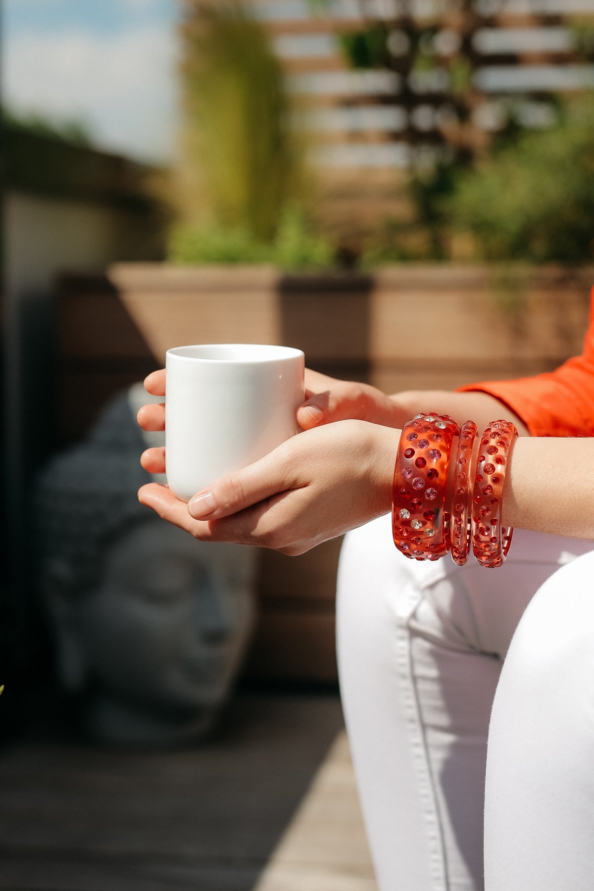 Der Maxi-Armreifen ist ein absoluter Hingucker am Handgelenk! Die auffälligen Farbakzente setzen eurem Look das I-Tüpfelchen auf, und verleihen ihm einen ganz besonderen Wow-Effekt. Rot wirkt anregend, sinnlich und kraftvoll. Zugleich ruht diese Farbe in sich und wirkt dadurch selbstbewusst und edel.