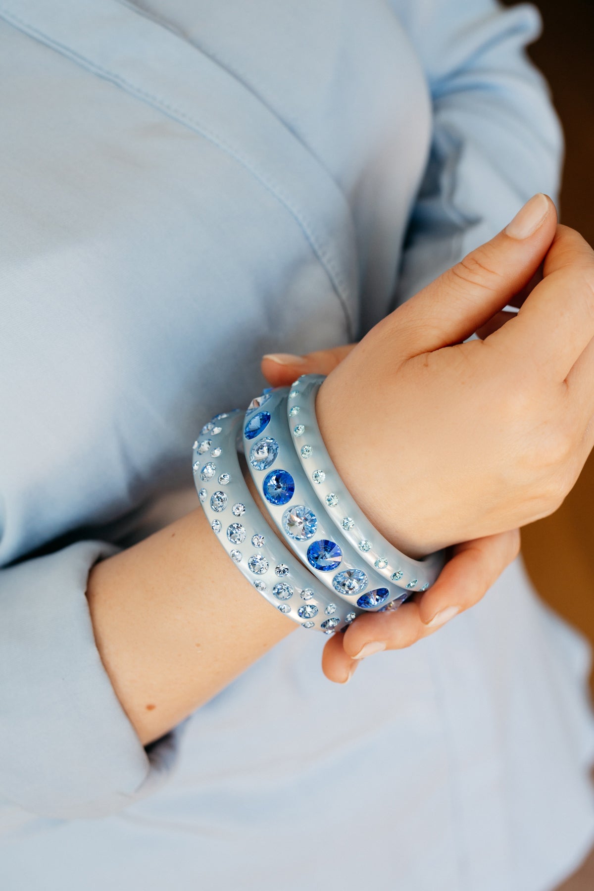 Die großen, kegelförmig geschliffenen Swarovski-Steine machen diesen Sassari-Armreifen zu einem absoluten Statement-Piece. Ein perfekter Begleiter für alle, die es klassisch und ausgefallen zugleich lieben. Blau wirkt unaufdringlich und verleitet zum Träumen – unter anderem durch die Assoziationen mit dem Himmelsgewölbe oder dem scheinbar endlosen Meer.