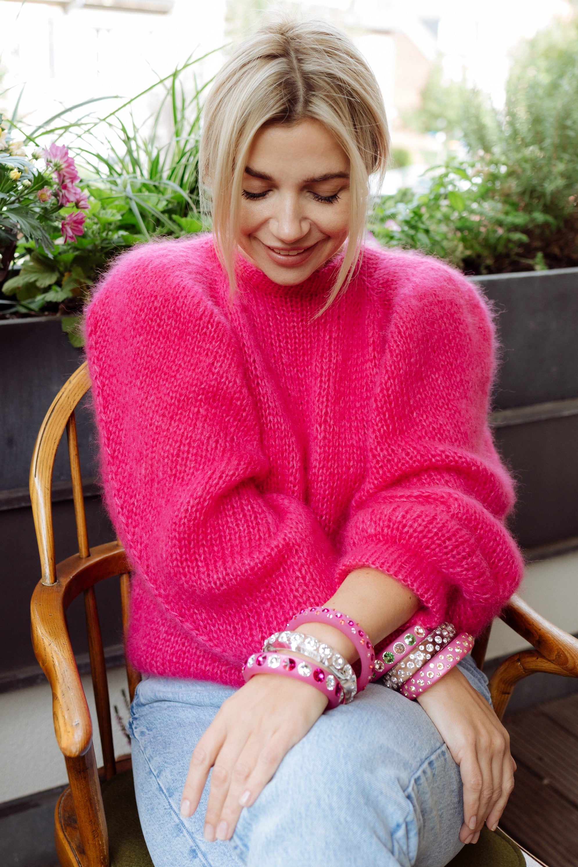 Funkelpracht soweit das Auge reicht! Unser Catania-Armreifen ist ein kunstvoll handgefertigtes Feuerwerk an Farbe und Glitzer für eurer Handgelenk, das mit euch um die Wette strahlt! Pink entsteht durch die Kombination aus kühlem Blau und warmen Rot. Ebenso wie Violett ist auch Pink sehr ambivalent und vielseitig. Pink gilt als sehr weibliche Farbe und steht für Extravaganz, Romantik und Lebensfreude.