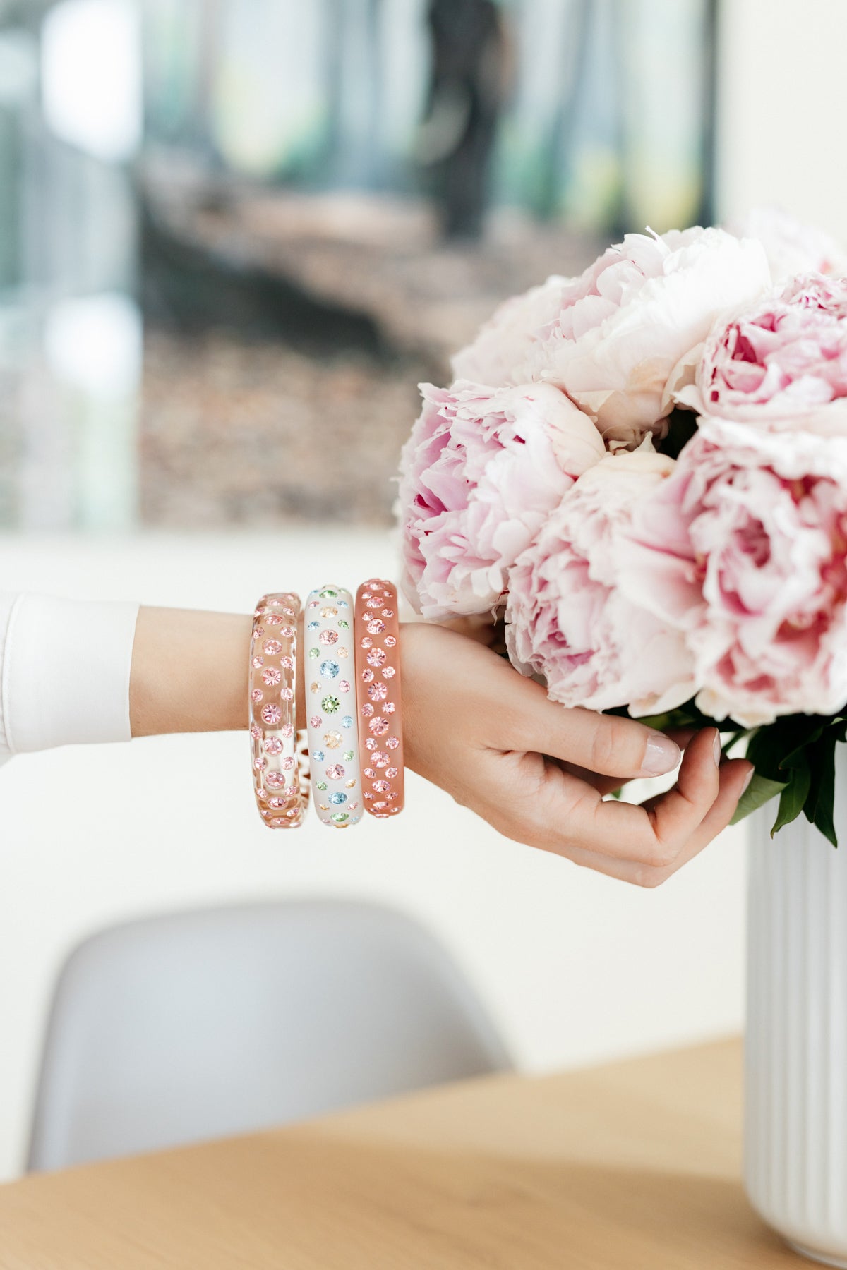 Funkelpracht soweit das Auge reicht! Unser Catania-Armreifen ist ein kunstvoll handgefertigtes Feuerwerk an Farbe und Glitzer für eurer Handgelenk, das mit euch um die Wette strahlt! Mit diesen besonderen Armreifen kombinieren wir zu klassischem Weiß wunderschöne Pastelltöne in einer femininen, zarten Multi Color-Variante.