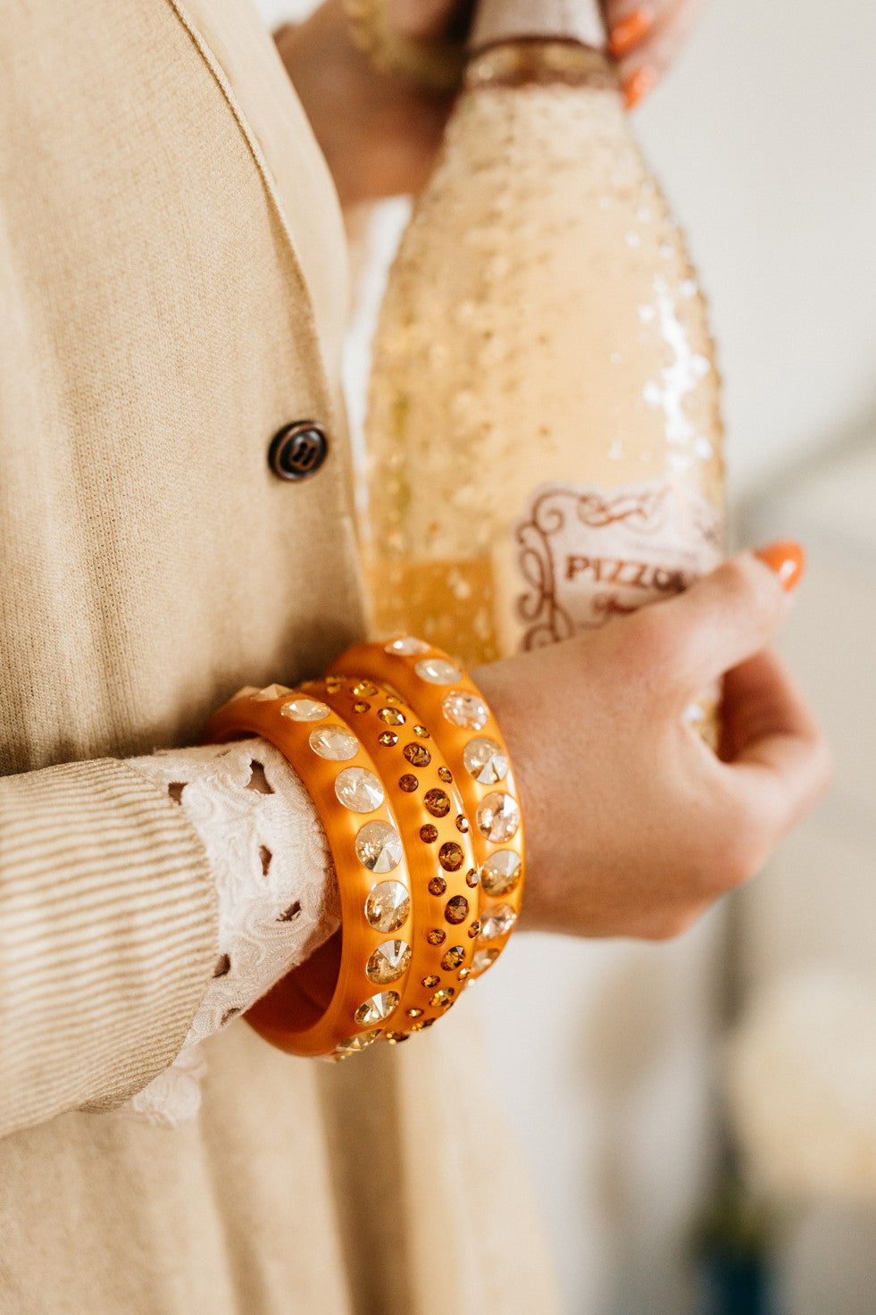 Funkelpracht soweit das Auge reicht! Unser Catania-Armreifen ist ein kunstvoll handgefertigtes Feuerwerk an Farbe und Glitzer für eurer Handgelenk, das mit euch um die Wette strahlt! Orange steckt voller Energie, denn die Farbe verbindet die Wärme von Rot und das Strahlen von Gelb. Orange ist eine extravagante und extrovertierte Farbe, die sich sehr gut für besondere Akzente eignet.