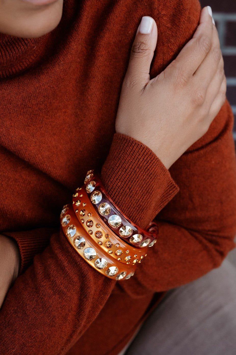 Die großen, kegelförmig geschliffenen Swarovski-Steine machen diesen Sassari-Armreifen zu einem absoluten Statement-Piece. Ein perfekter Begleiter für alle, die es klassisch und ausgefallen zugleich lieben. Orange steckt voller Energie, denn die Farbe verbindet die Wärme von Rot und das Strahlen von Gelb. Orange ist eine extravagante und extrovertierte Farbe, die sich sehr gut für besondere Akzente eignet.