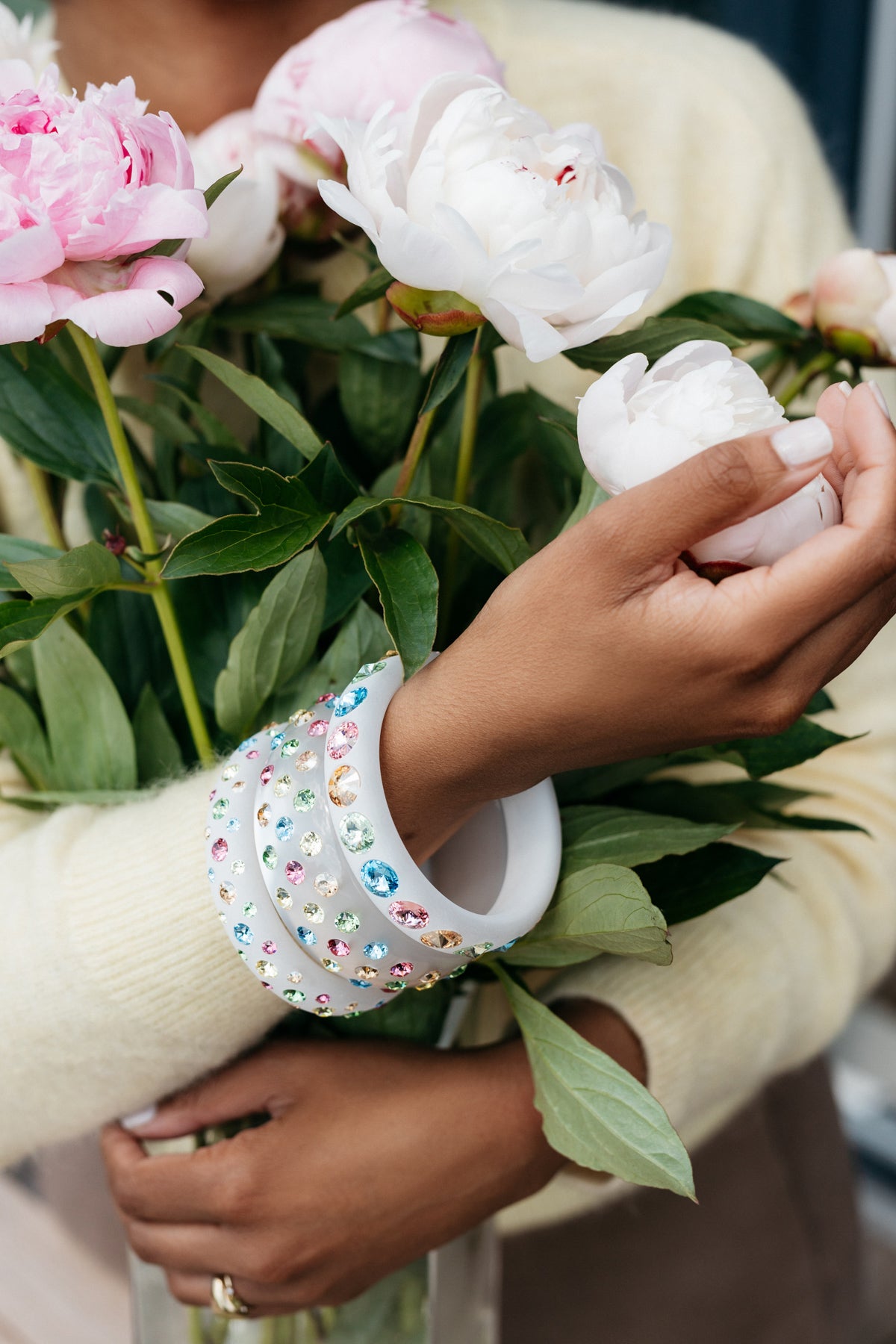 Die großen, kegelförmig geschliffenen Swarovski-Steine machen diesen Sassari-Armreifen zu einem absoluten Statement-Piece. Ein perfekter Begleiter für alle, die es klassisch und ausgefallen zugleich lieben. Mit diesen besonderen Armreifen kombinieren wir zu klassischem Weiß wunderschöne Pastelltöne in einer femininen, fröhlichen Multi Color-Variante.