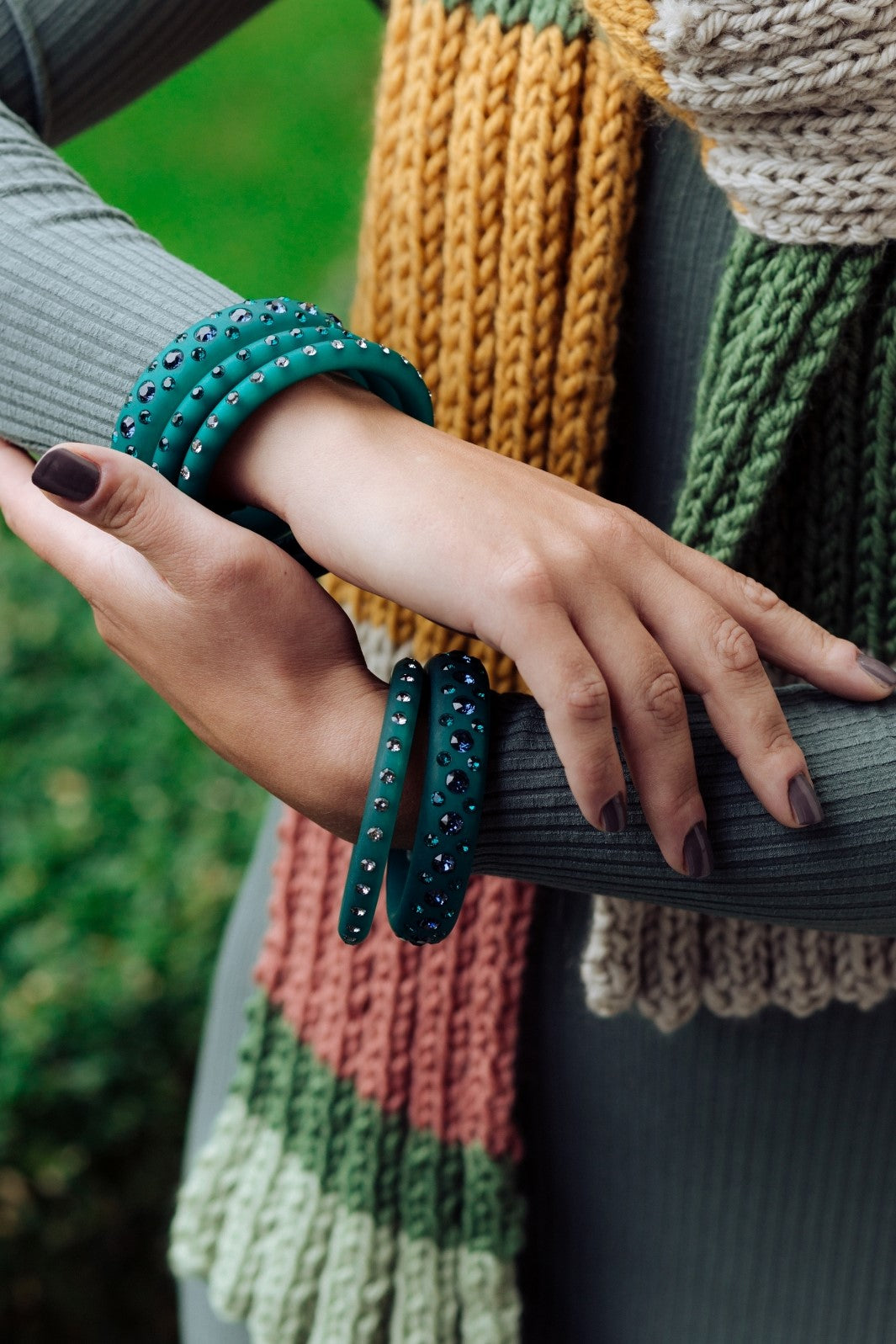 Ein zarter, in kunstvoller Handarbeit angefertigte Armreif, der sofort ins Auge fällt, ohne sich aufzudrängen. Die filigranen Piccolo-Reifen sind besonders ideal für schmale Handgelenke. Dunklere Grüntöne wecken Assoziationen zu geheimnisvollen Farnen und Wäldern oder funkelnden Smaragden. Sie wirken ausgleichend und strahlen Ruhe und Sicherheit aus. Die Farbe Grün entspannt und beruhigt.