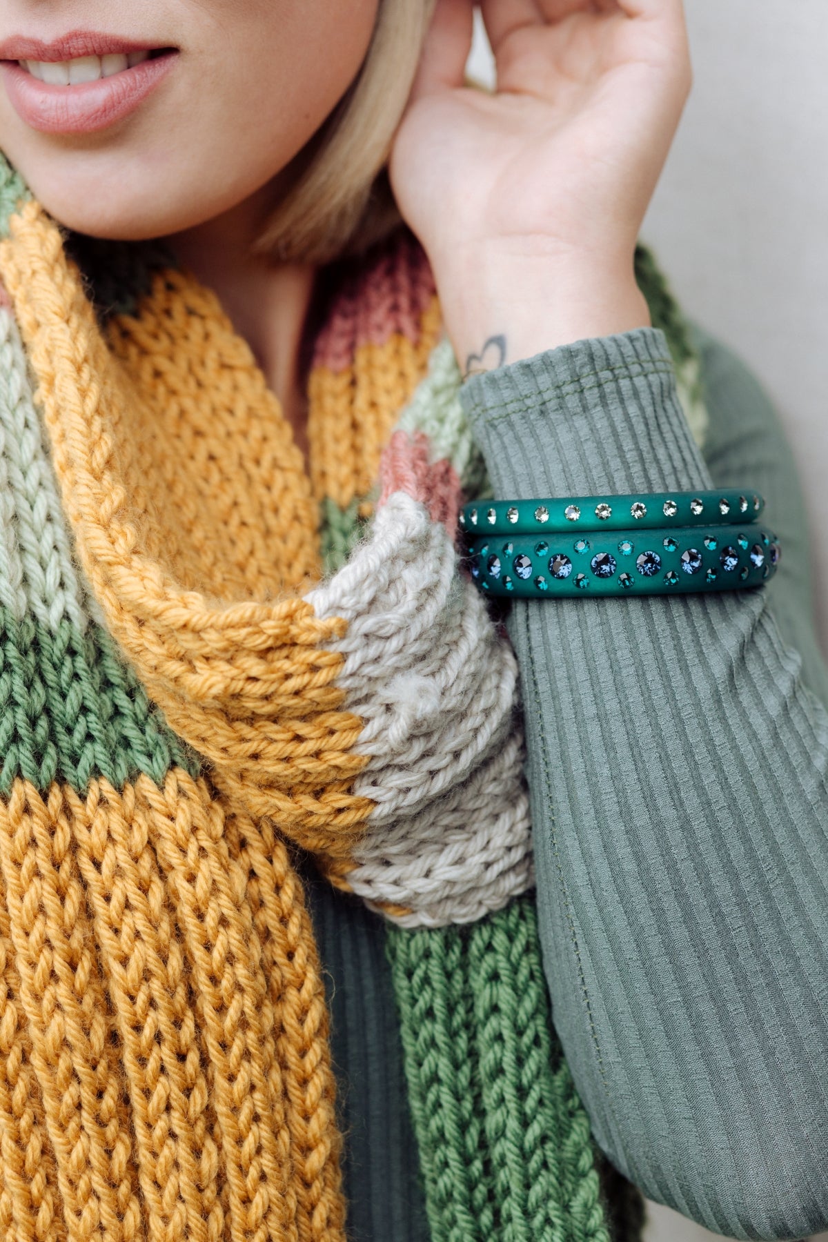 Ein zarter, in kunstvoller Handarbeit angefertigte Armreif, der sofort ins Auge fällt, ohne sich aufzudrängen. Die filigranen Piccolo-Reifen sind besonders ideal für schmale Handgelenke. Dunklere Grüntöne wecken Assoziationen zu geheimnisvollen Farnen und Wäldern oder funkelnden Smaragden. Sie wirken ausgleichend und strahlen Ruhe und Sicherheit aus. Die Farbe Grün entspannt und beruhigt.