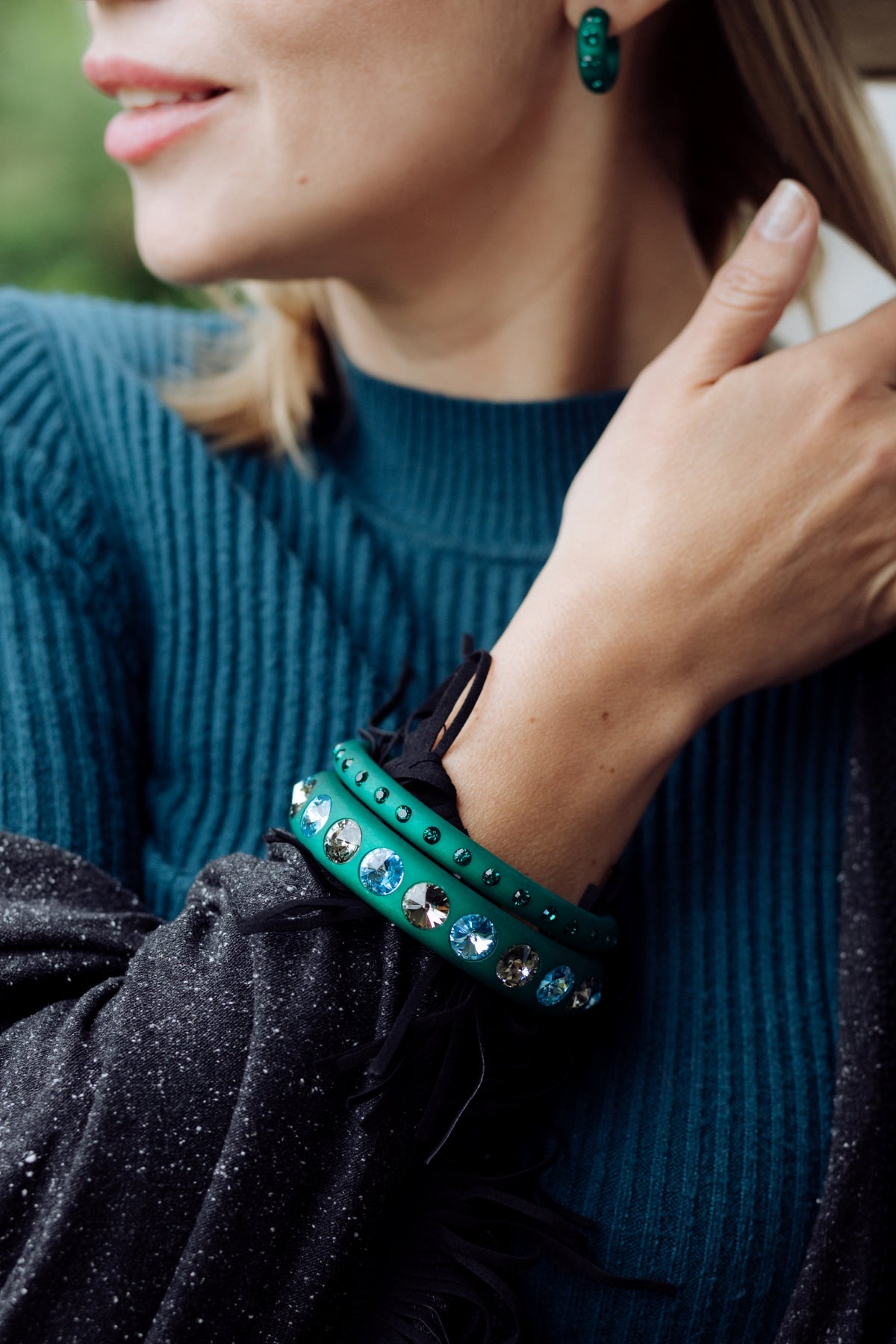 Ein zarter, in kunstvoller Handarbeit angefertigte Armreif, der sofort ins Auge fällt, ohne sich aufzudrängen. Die filigranen Piccolo-Reifen sind besonders ideal für schmale Handgelenke. Dunklere Grüntöne wecken Assoziationen zu geheimnisvollen Farnen und Wäldern oder funkelnden Smaragden. Sie wirken ausgleichend und strahlen Ruhe und Sicherheit aus. Die Farbe Grün entspannt und beruhigt.