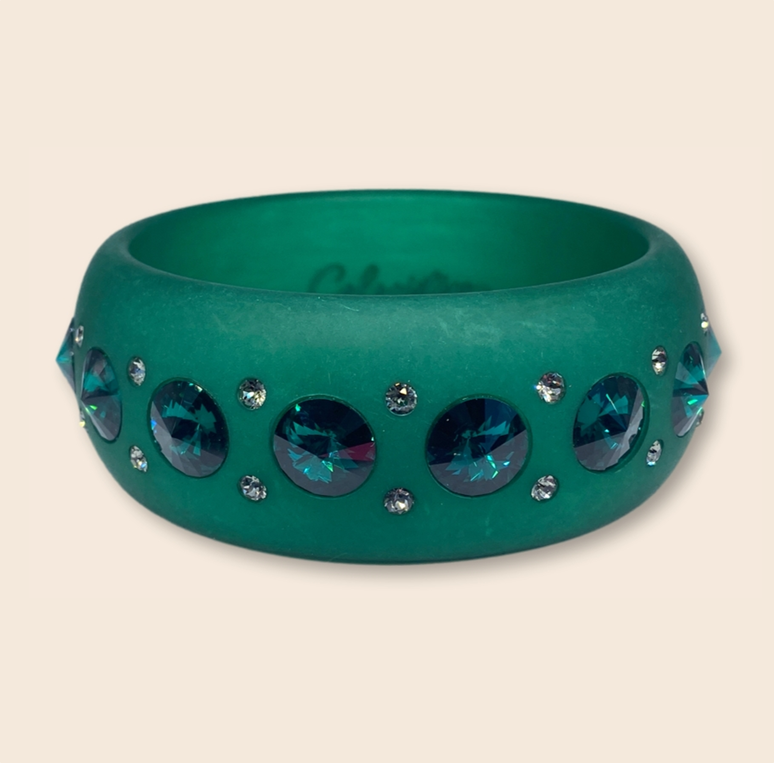 Der Maxi-Armreifen Catania  ist ein kunstvoll handgefertigter Hingucker für euer Handgelenk! Die auffälligen Farbakzente setzen eurem Look das I-Tüpfelchen auf, und verleihen ihm einen ganz besonderen Wow-Effekt.Die Farbe Grün entspannt und beruhigt.