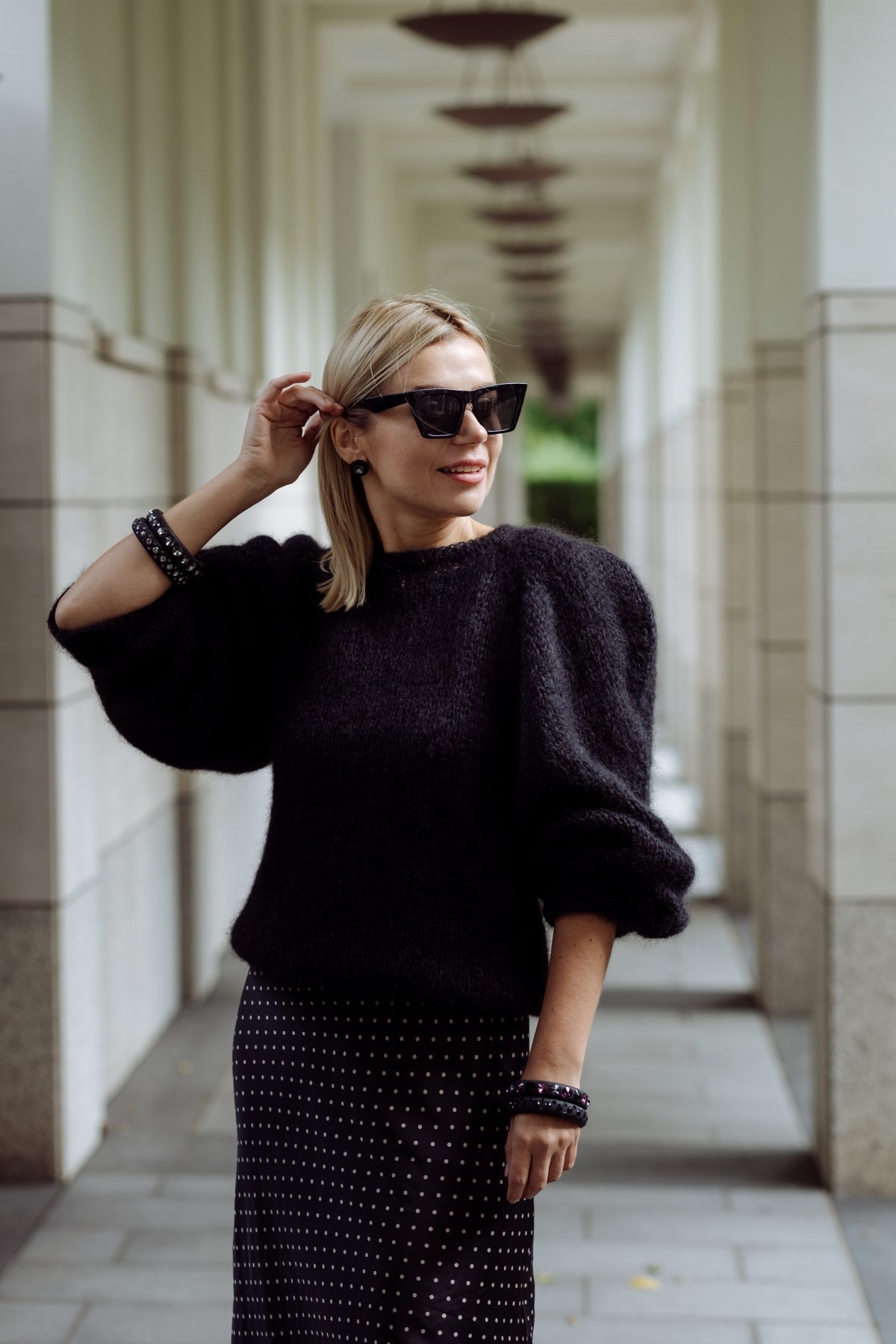 Funkelpracht soweit das Auge reicht! Unser Catania-Armreifen ist ein kunstvoll handgefertigtes Feuerwerk an Farbe und Glitzer für eurer Handgelenk, das mit euch um die Wette strahlt! Schwarz ist exklusiv, zeitlos, elegant und ein Symbol der Stärke. Oft wird Schwarz mit einen hohen Anspruch an Ästhetik und Eleganz verbunden. Schwarz die beliebteste Farbe in der Mode, denn es bietet viele Facetten und lässt sich flexibel mit weiteren Farben und Mustern kombinieren.