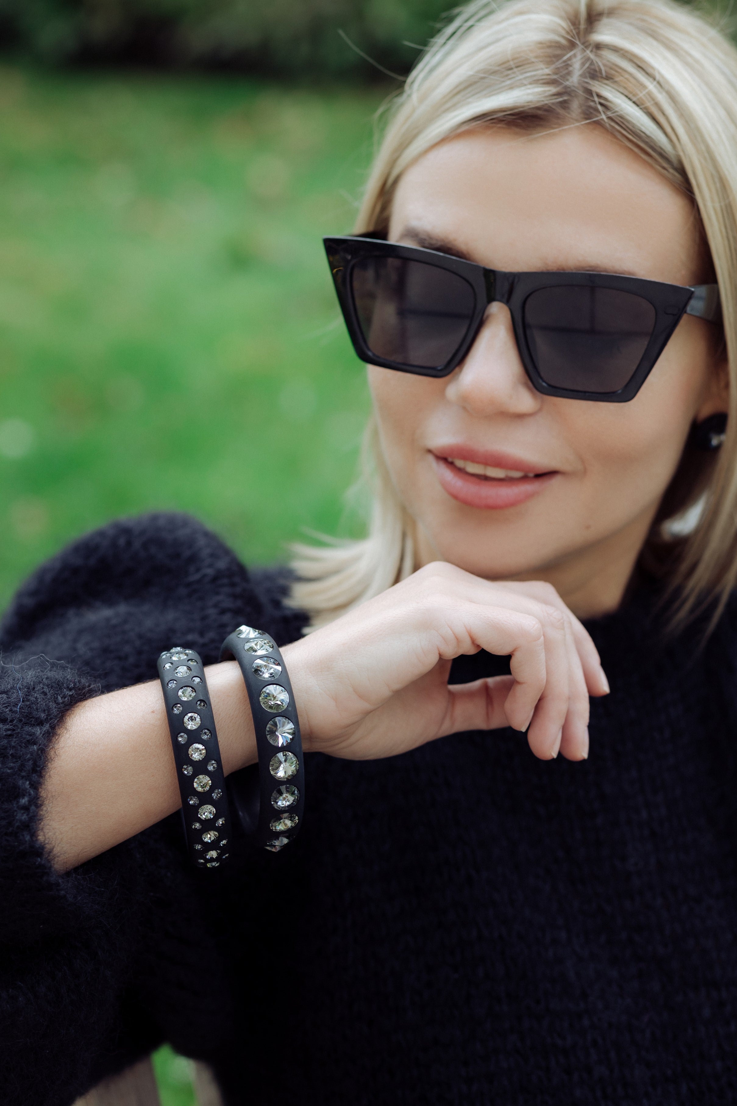 Die großen, kegelförmig geschliffenen Swarovski-Steine machen diesen Sassari-Armreifen zu einem absoluten Statement-Piece. Ein perfekter Begleiter für alle, die es klassisch und ausgefallen zugleich lieben. Schwarz ist exklusiv, zeitlos, elegant und ein Symbol der Stärke. Oft wird Schwarz mit einen hohen Anspruch an Ästhetik und Eleganz verbunden. Schwarz die beliebteste Farbe in der Mode, denn es bietet viele Facetten und lässt sich flexibel mit weiteren Farben und Mustern kombinieren.