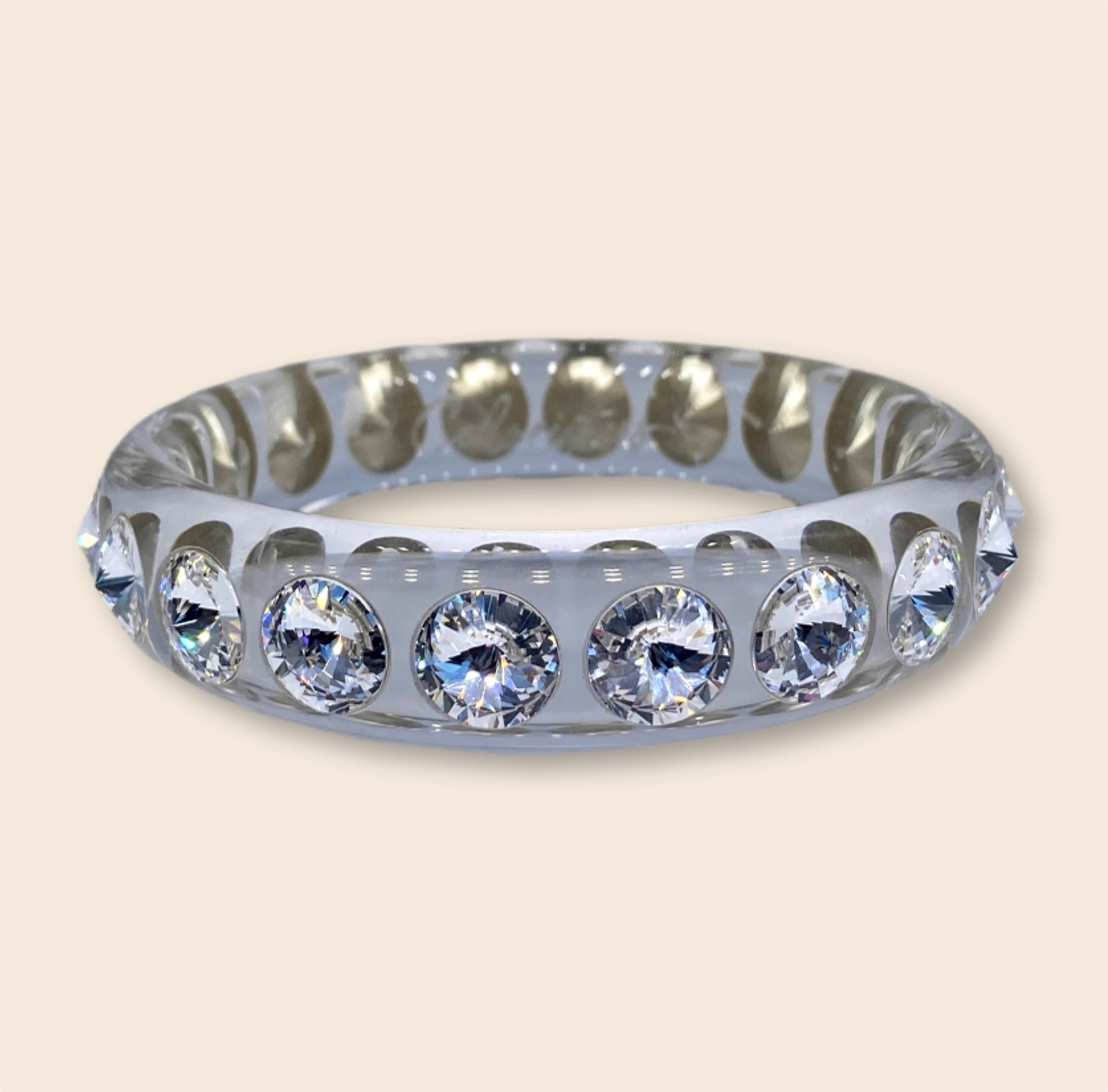 Die großen, kegelförmig geschliffenen Swarovski-Steine machen diesen Sassari-Armreifen zu einem absoluten Statement-Piece. Ein perfekter Begleiter für alle, die es klassisch und ausgefallen zugleich lieben.