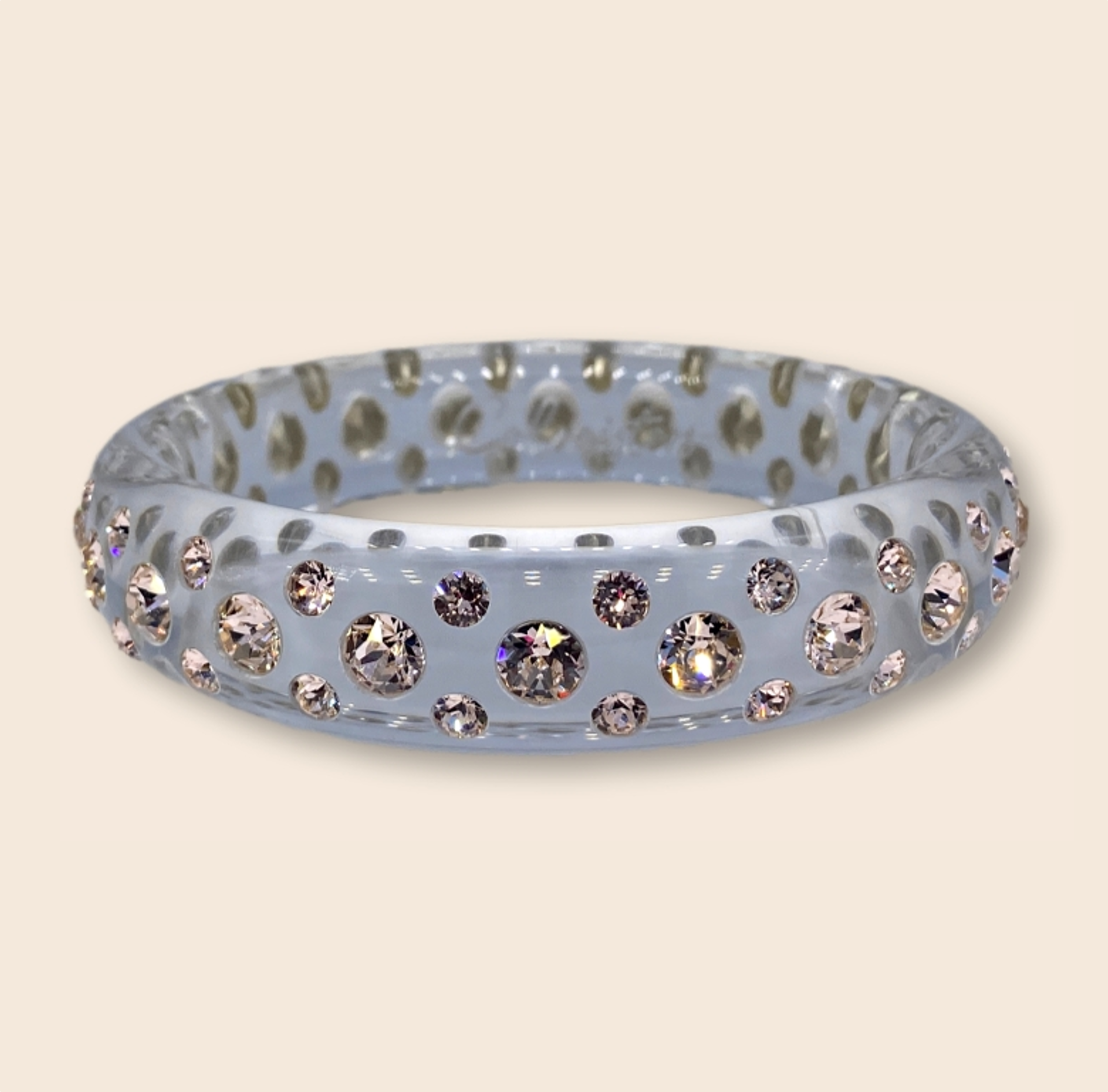 Funkelpracht soweit das Auge reicht! Unser Catania-Armreifen ist ein kunstvoll handgefertigtes Feuerwerk an Farbe und Glitzer für eurer Handgelenk, das mit euch um die Wette strahlt!